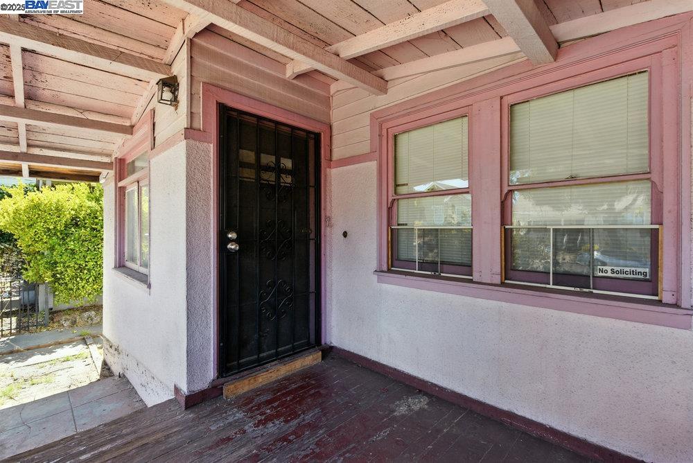 Detail Gallery Image 2 of 29 For 1717 Hibbard St, Alameda,  CA 94501 - 2 Beds | 1 Baths