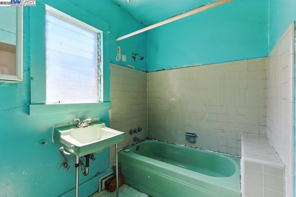 Detail Gallery Image 17 of 29 For 1717 Hibbard St, Alameda,  CA 94501 - 2 Beds | 1 Baths