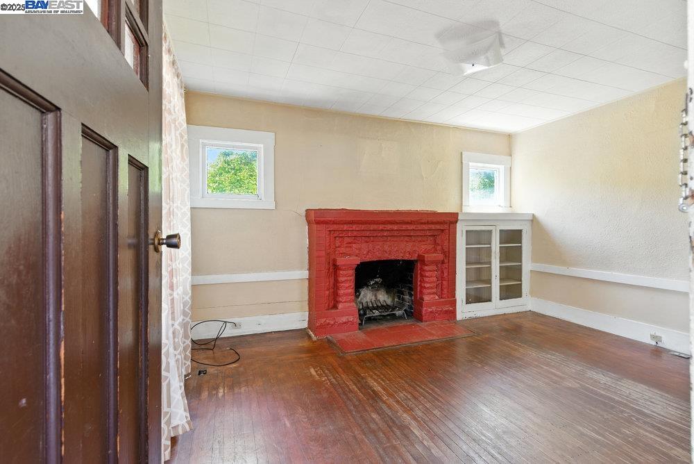Detail Gallery Image 3 of 29 For 1717 Hibbard St, Alameda,  CA 94501 - 2 Beds | 1 Baths