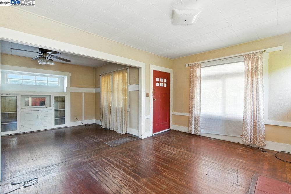 Detail Gallery Image 5 of 29 For 1717 Hibbard St, Alameda,  CA 94501 - 2 Beds | 1 Baths