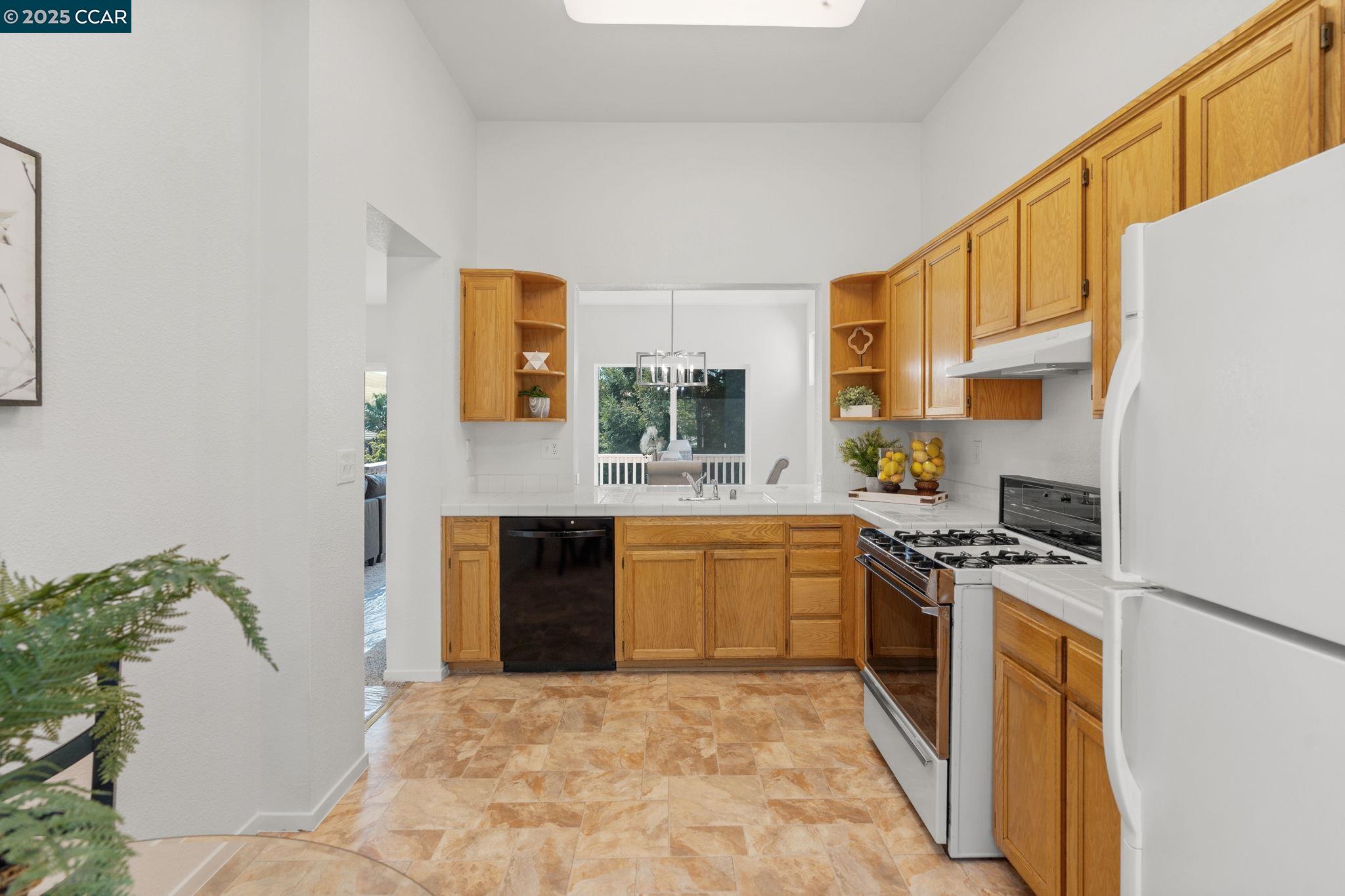 Detail Gallery Image 11 of 48 For 5056 Mesa Ridge Dr, Antioch,  CA 94531 - 4 Beds | 2/1 Baths