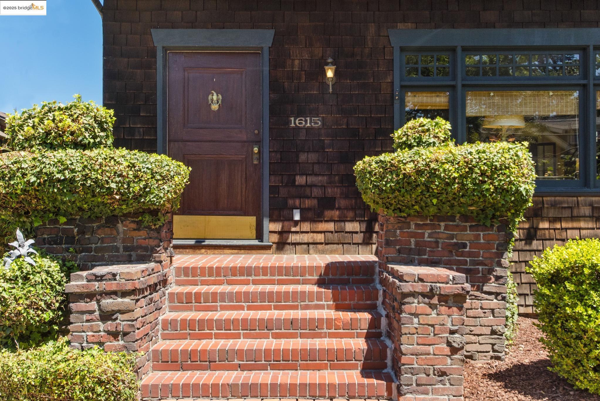 Detail Gallery Image 4 of 51 For 1615 San Antonio Ave, Alameda,  CA 94501-4040 - 3 Beds | 2 Baths