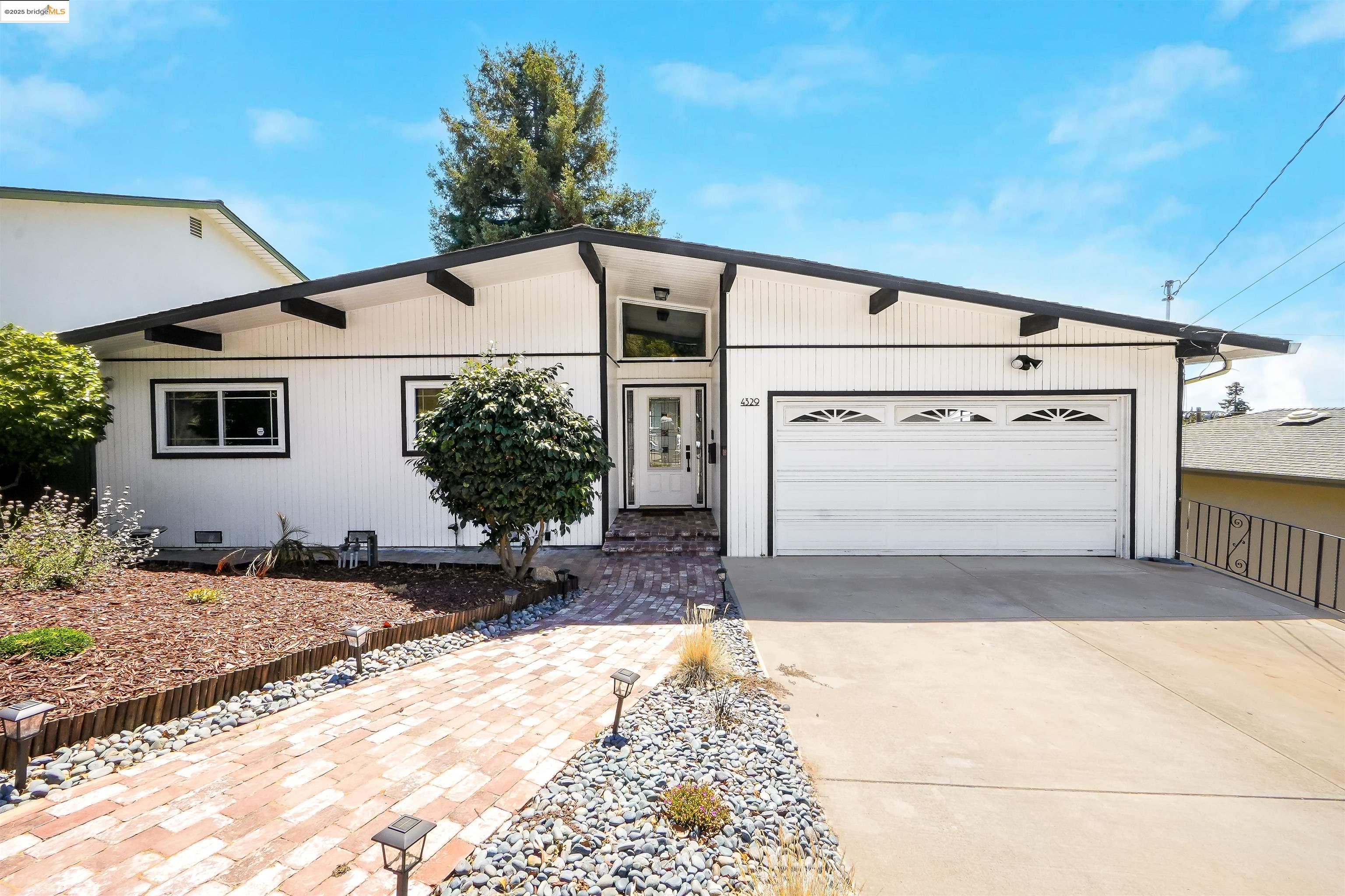 Detail Gallery Image 3 of 58 For 4329 Lawrence Dr, Castro Valley,  CA 94546 - 4 Beds | 3 Baths