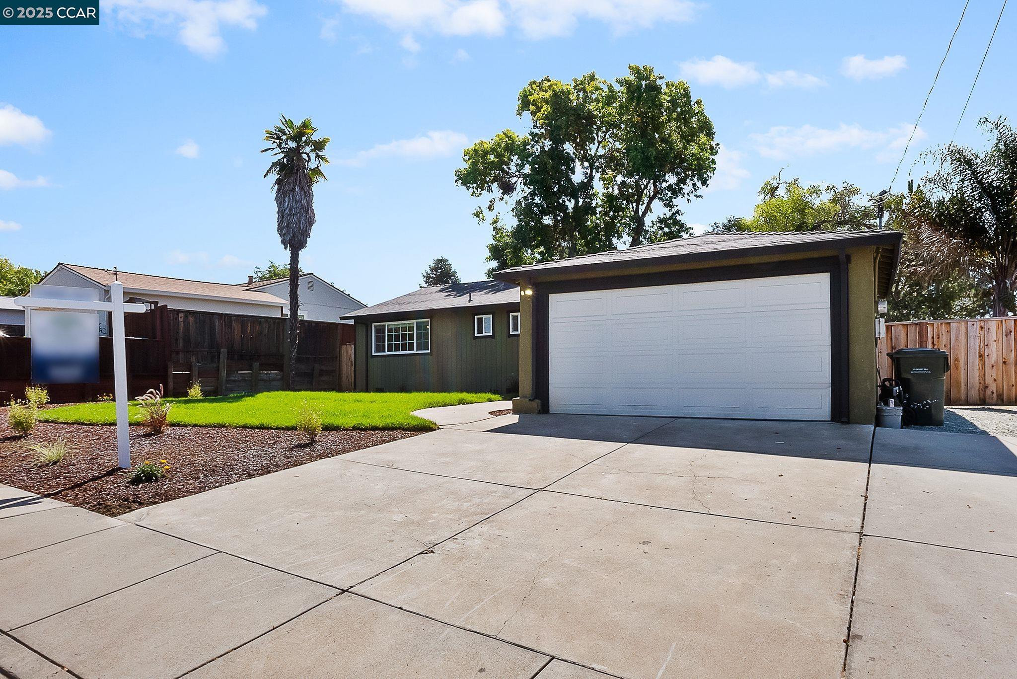 Detail Gallery Image 3 of 40 For 2425 Jerilynn Dr, Concord,  CA 94519 - 3 Beds | 2 Baths