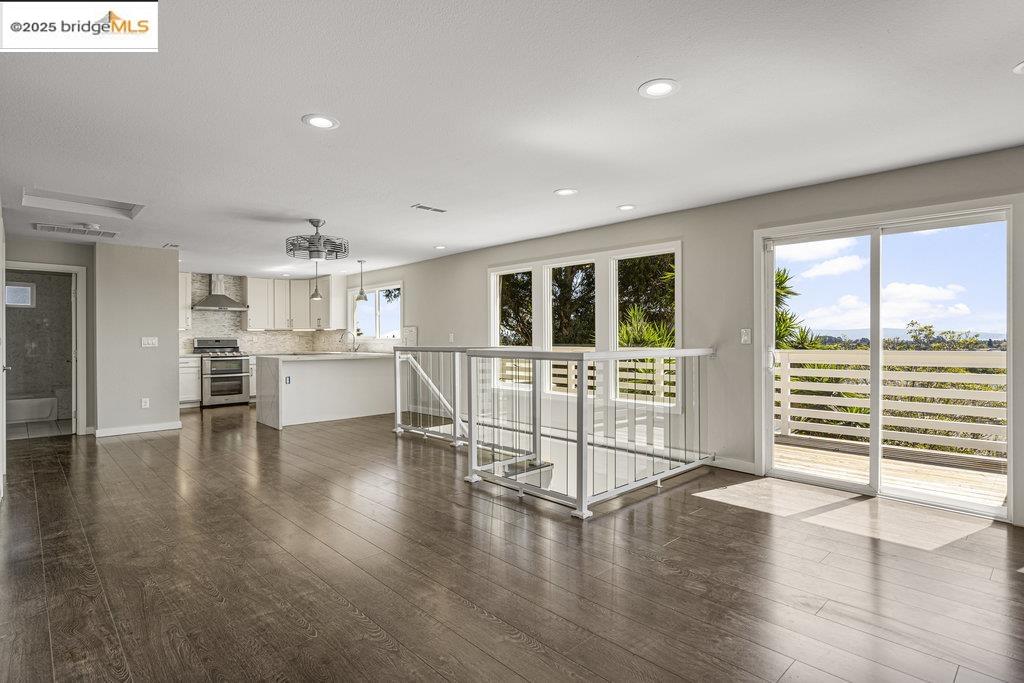 Detail Gallery Image 14 of 56 For 9949 Lawlor St, Oakland,  CA 94605 - 4 Beds | 3 Baths