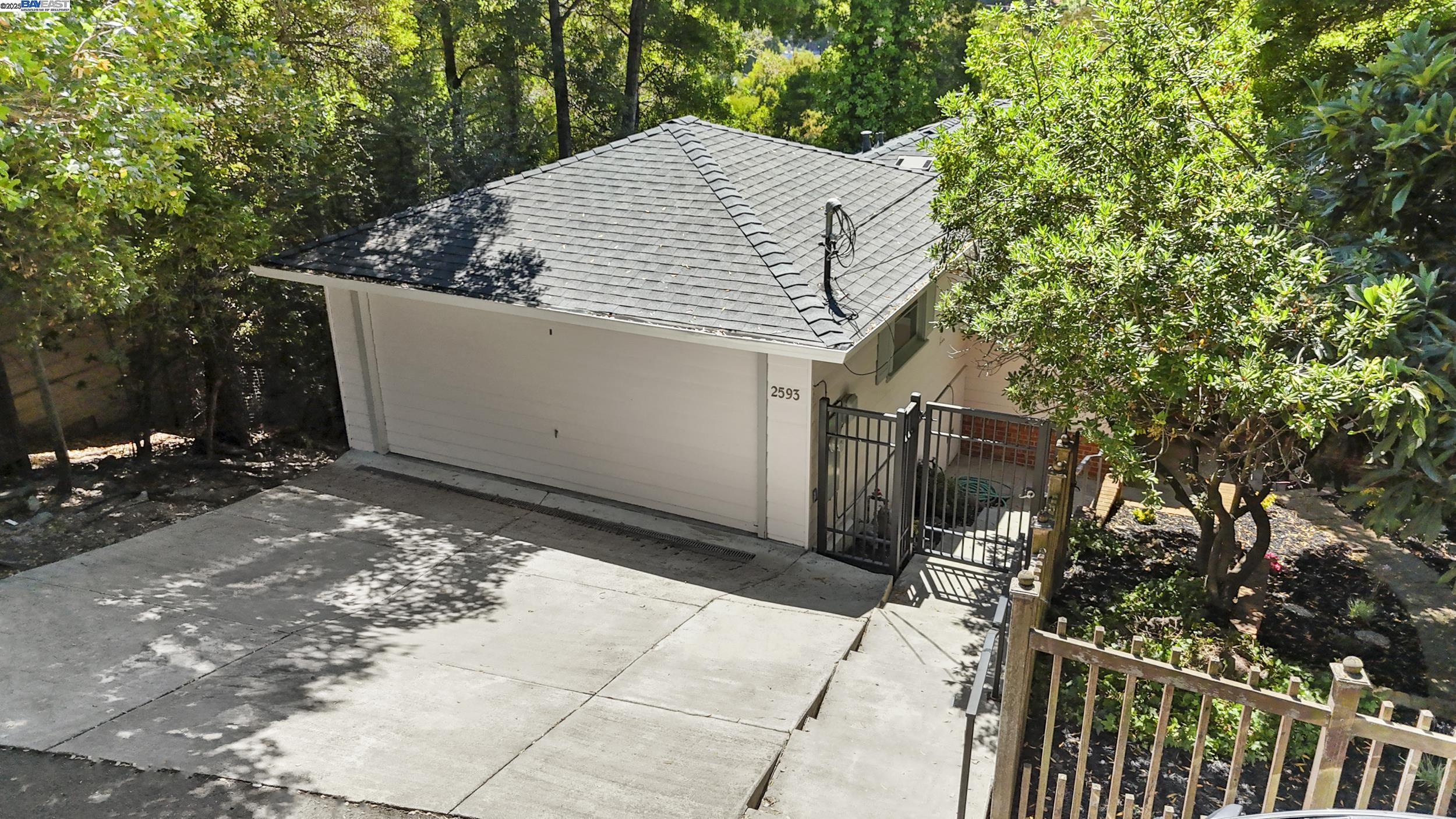 Detail Gallery Image 2 of 51 For 2593 El Caminito, Oakland,  CA 94611 - 4 Beds | 2/1 Baths