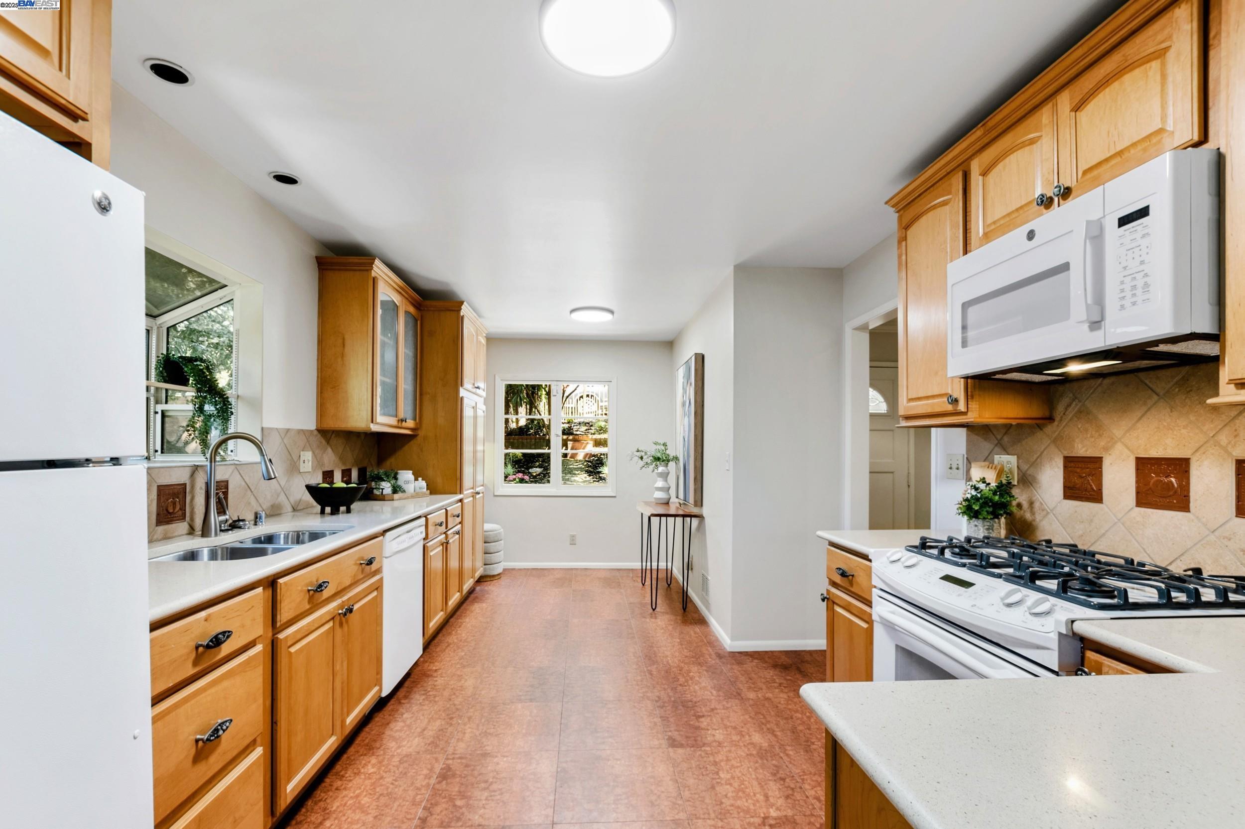 Detail Gallery Image 11 of 51 For 2593 El Caminito, Oakland,  CA 94611 - 4 Beds | 2/1 Baths