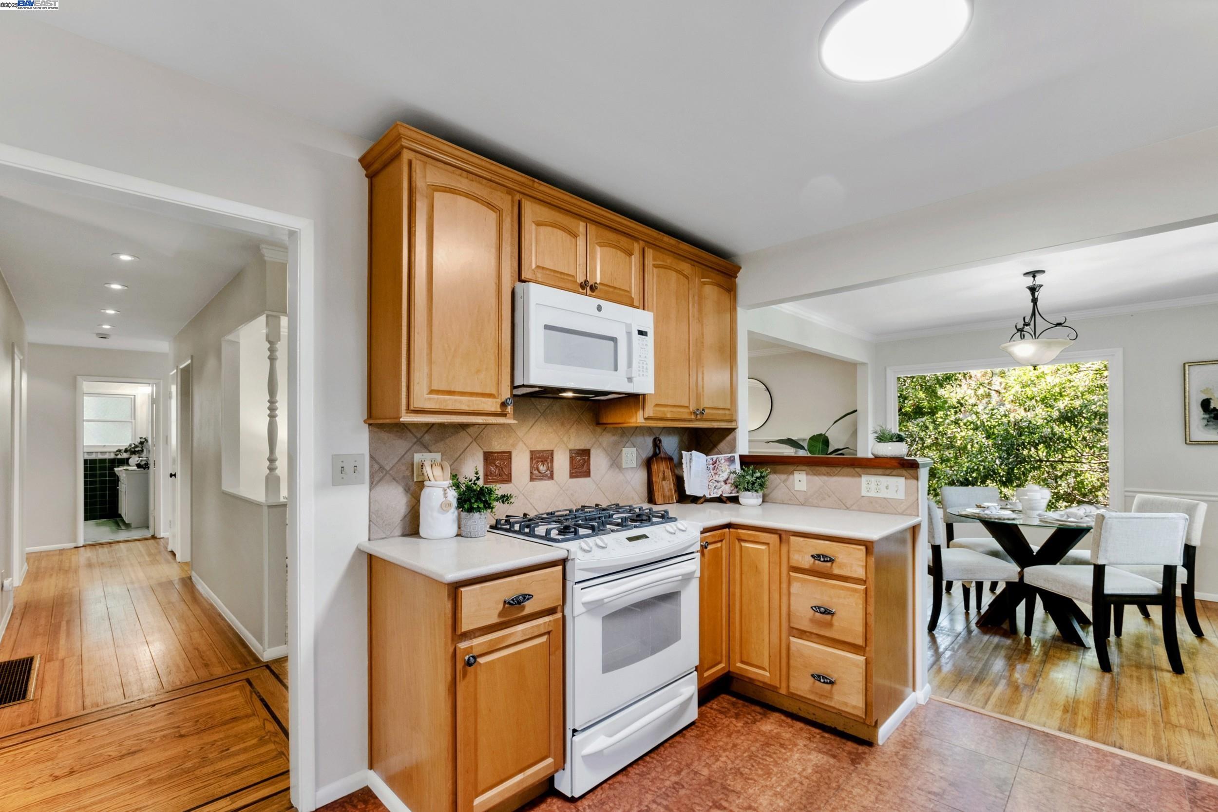 Detail Gallery Image 12 of 51 For 2593 El Caminito, Oakland,  CA 94611 - 4 Beds | 2/1 Baths