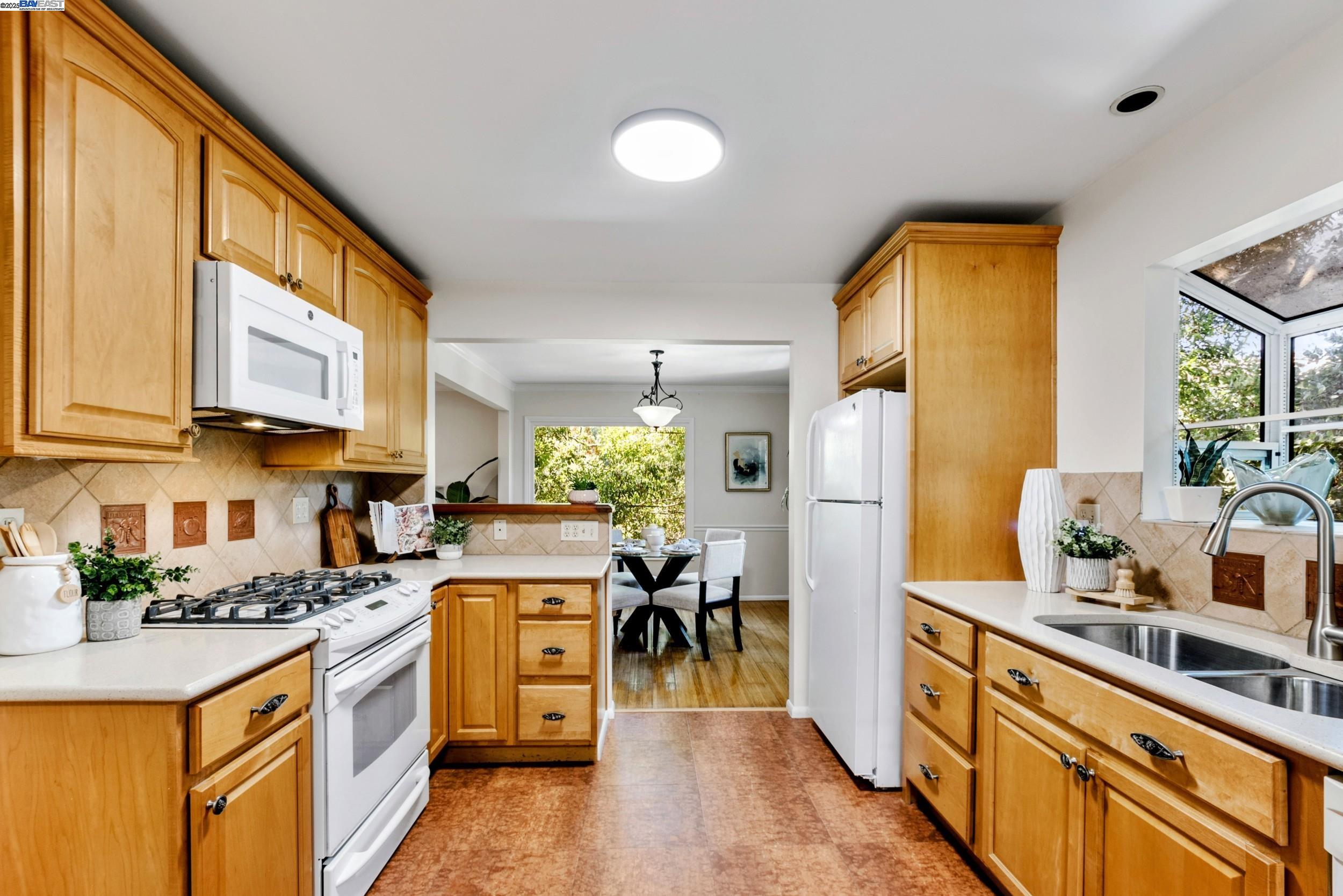 Detail Gallery Image 12 of 50 For 2593 El Caminito, Oakland,  CA 94611 - 4 Beds | 2/1 Baths