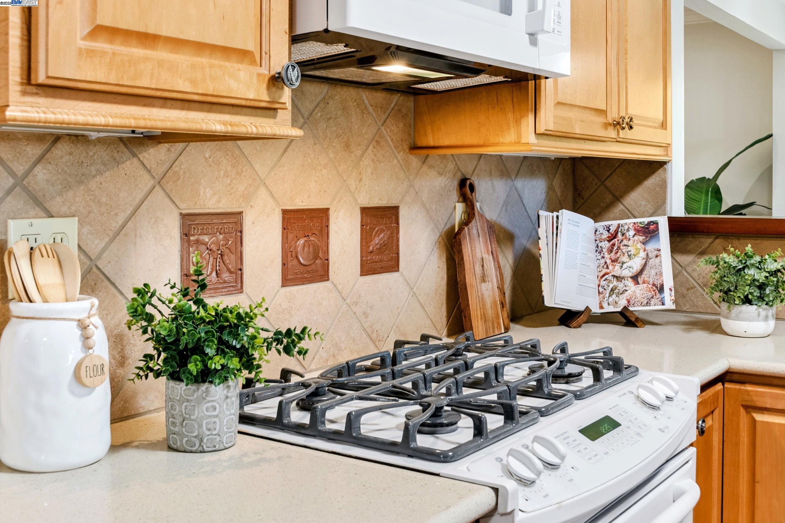 Detail Gallery Image 14 of 51 For 2593 El Caminito, Oakland,  CA 94611 - 4 Beds | 2/1 Baths