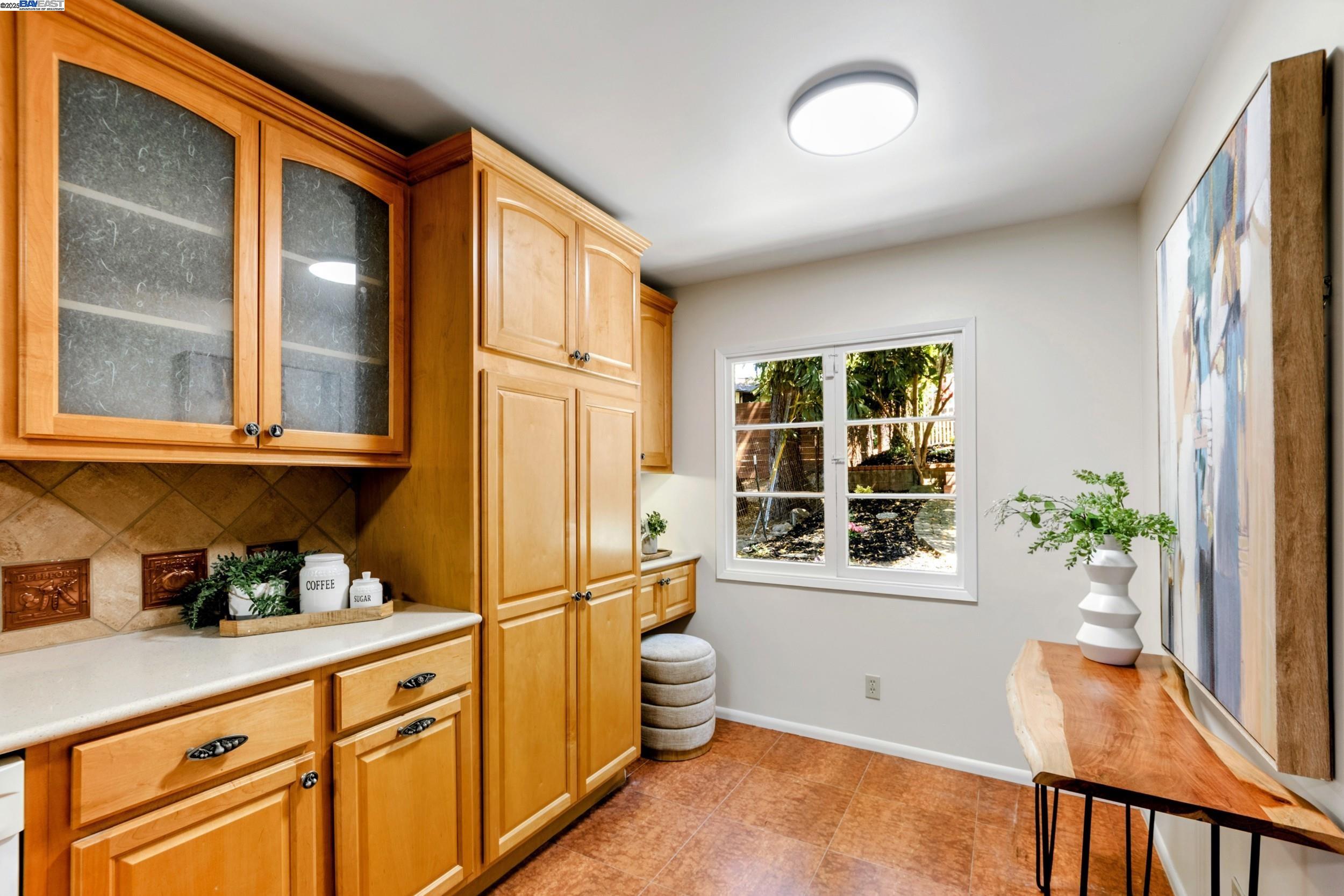 Detail Gallery Image 15 of 51 For 2593 El Caminito, Oakland,  CA 94611 - 4 Beds | 2/1 Baths