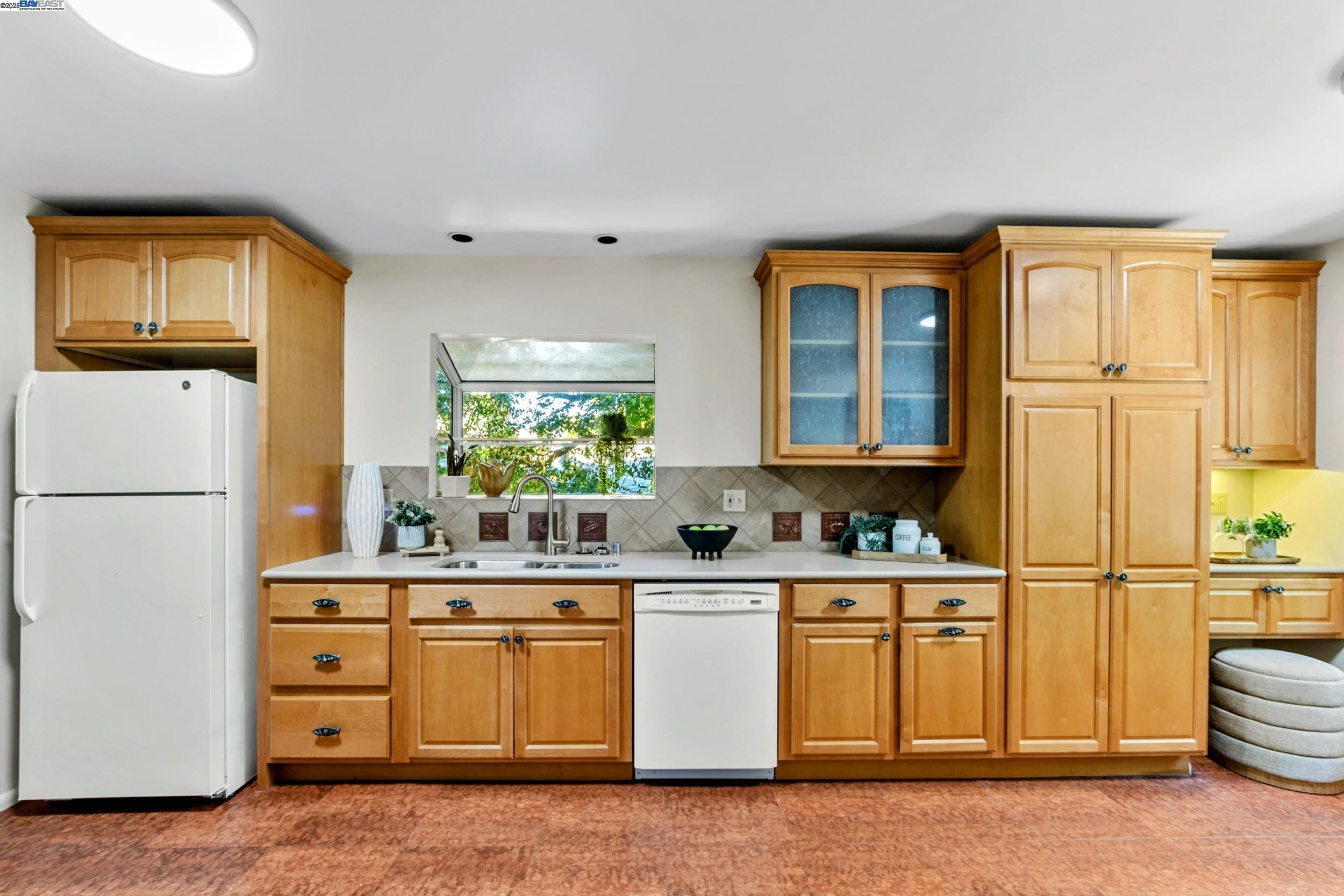 Detail Gallery Image 17 of 51 For 2593 El Caminito, Oakland,  CA 94611 - 4 Beds | 2/1 Baths