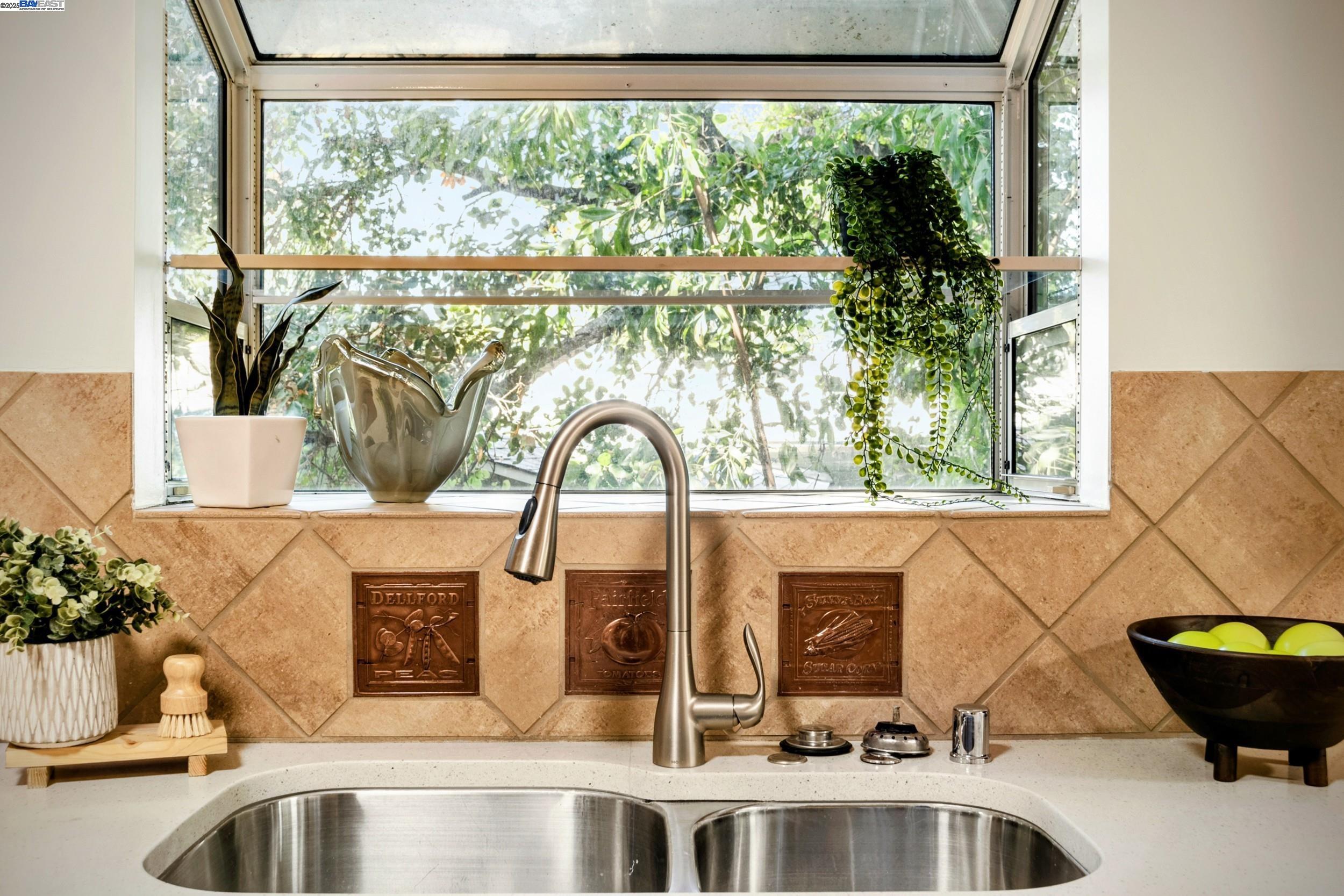 Detail Gallery Image 18 of 51 For 2593 El Caminito, Oakland,  CA 94611 - 4 Beds | 2/1 Baths