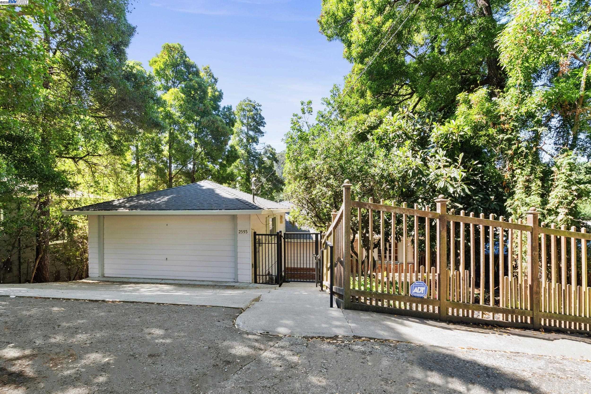 Detail Gallery Image 3 of 51 For 2593 El Caminito, Oakland,  CA 94611 - 4 Beds | 2/1 Baths