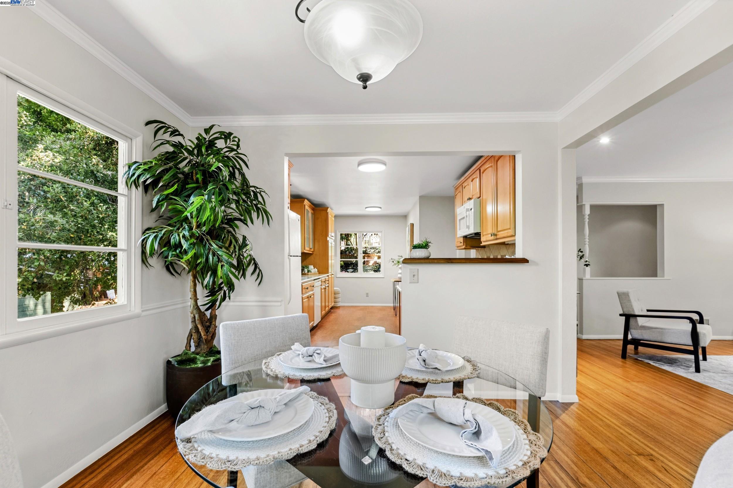 Detail Gallery Image 21 of 51 For 2593 El Caminito, Oakland,  CA 94611 - 4 Beds | 2/1 Baths