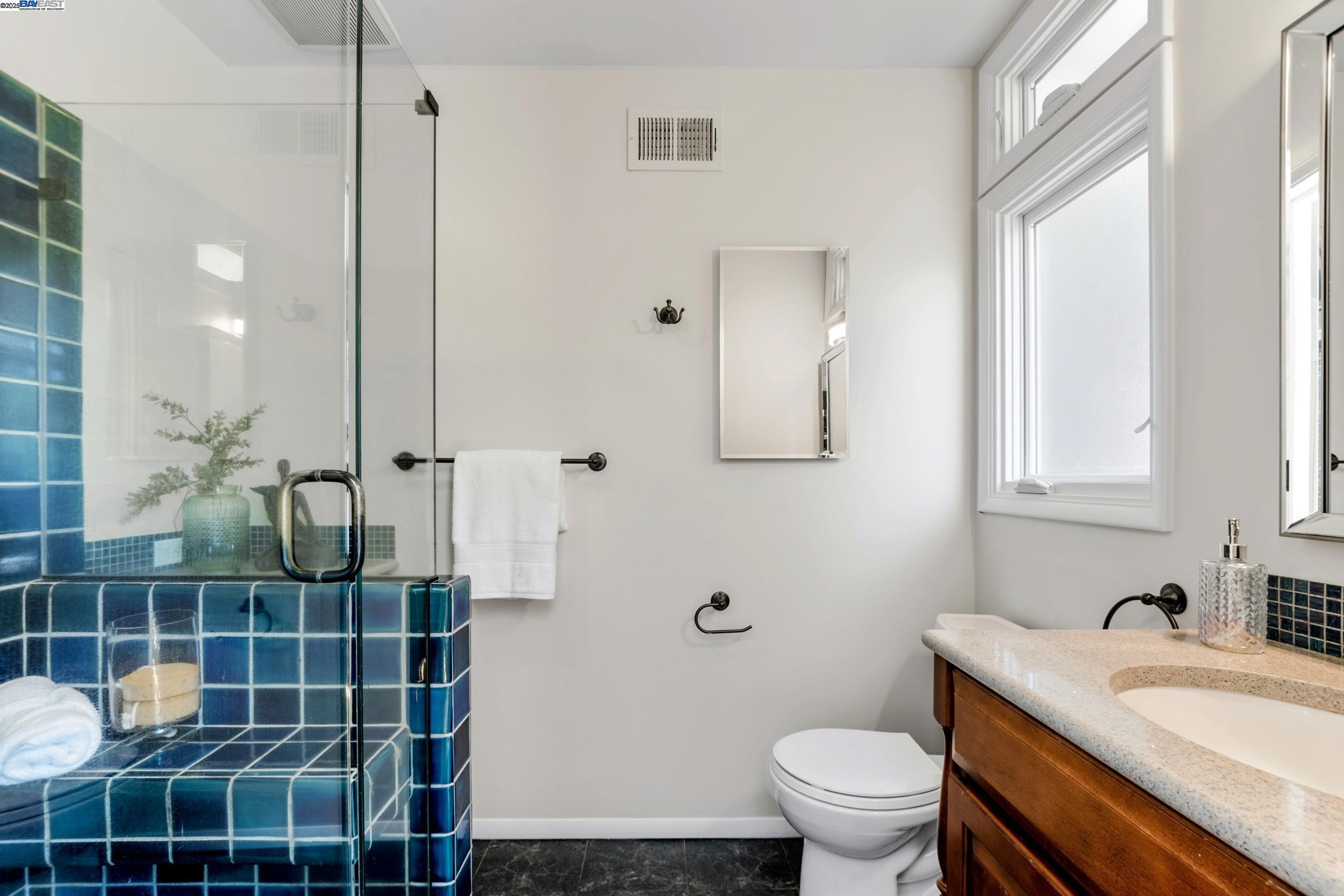 Detail Gallery Image 27 of 51 For 2593 El Caminito, Oakland,  CA 94611 - 4 Beds | 2/1 Baths