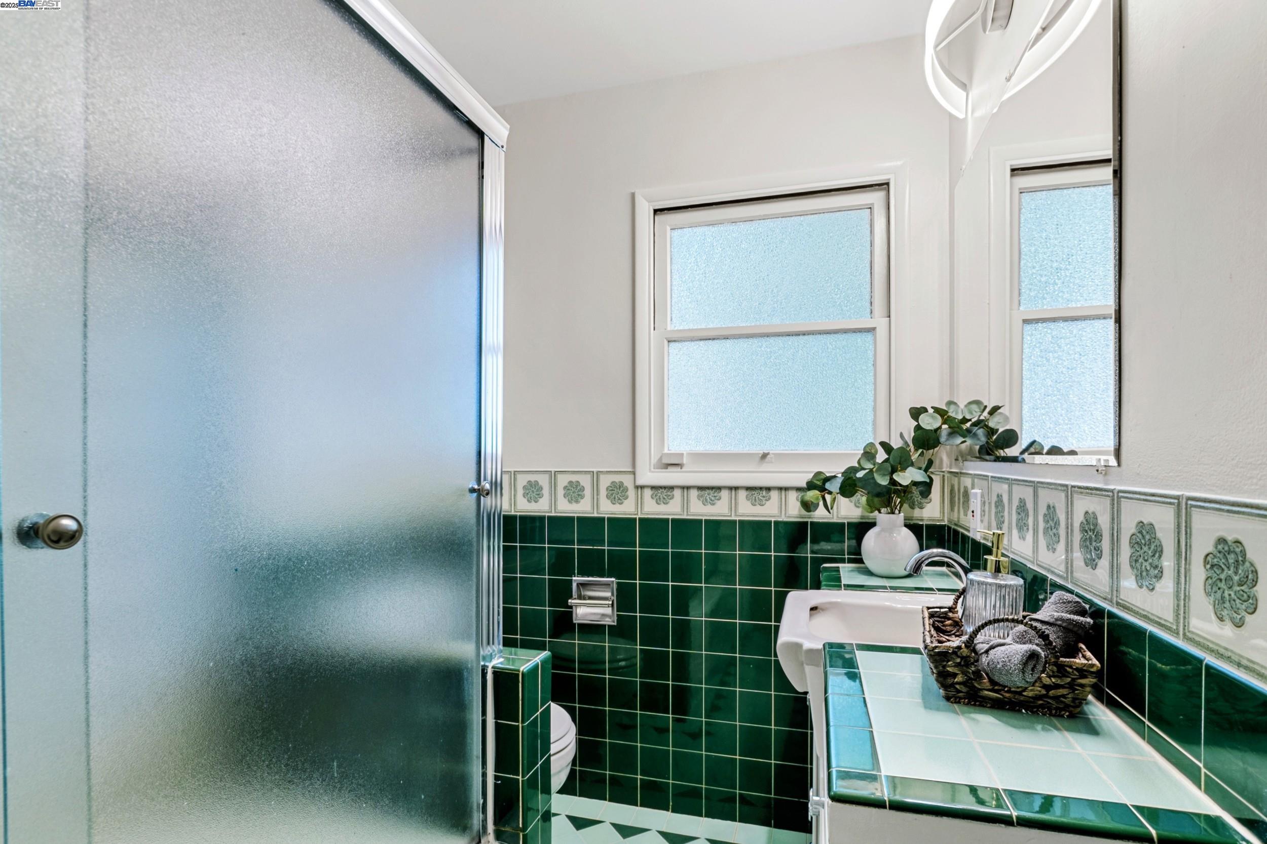 Detail Gallery Image 33 of 51 For 2593 El Caminito, Oakland,  CA 94611 - 4 Beds | 2/1 Baths