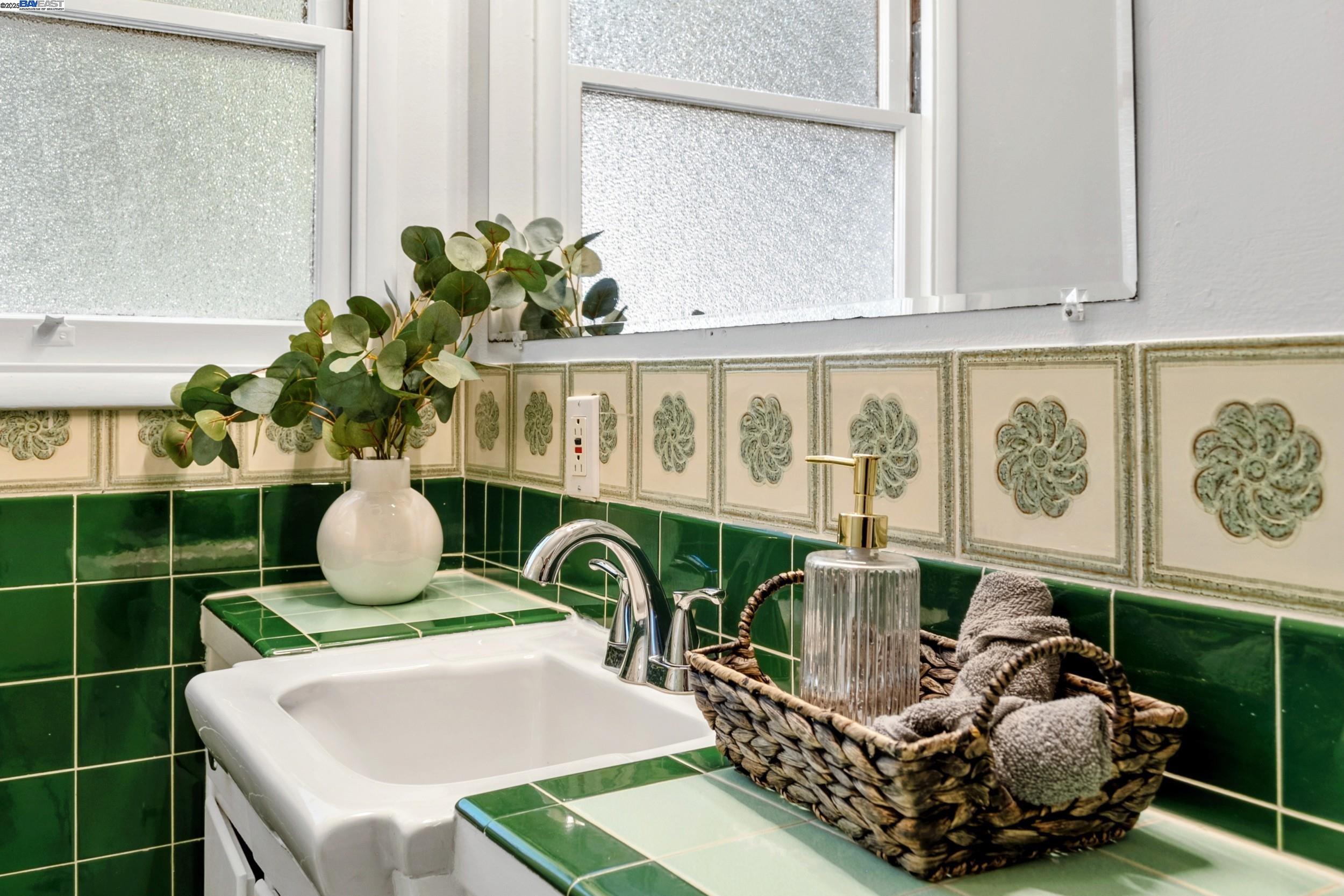 Detail Gallery Image 34 of 51 For 2593 El Caminito, Oakland,  CA 94611 - 4 Beds | 2/1 Baths