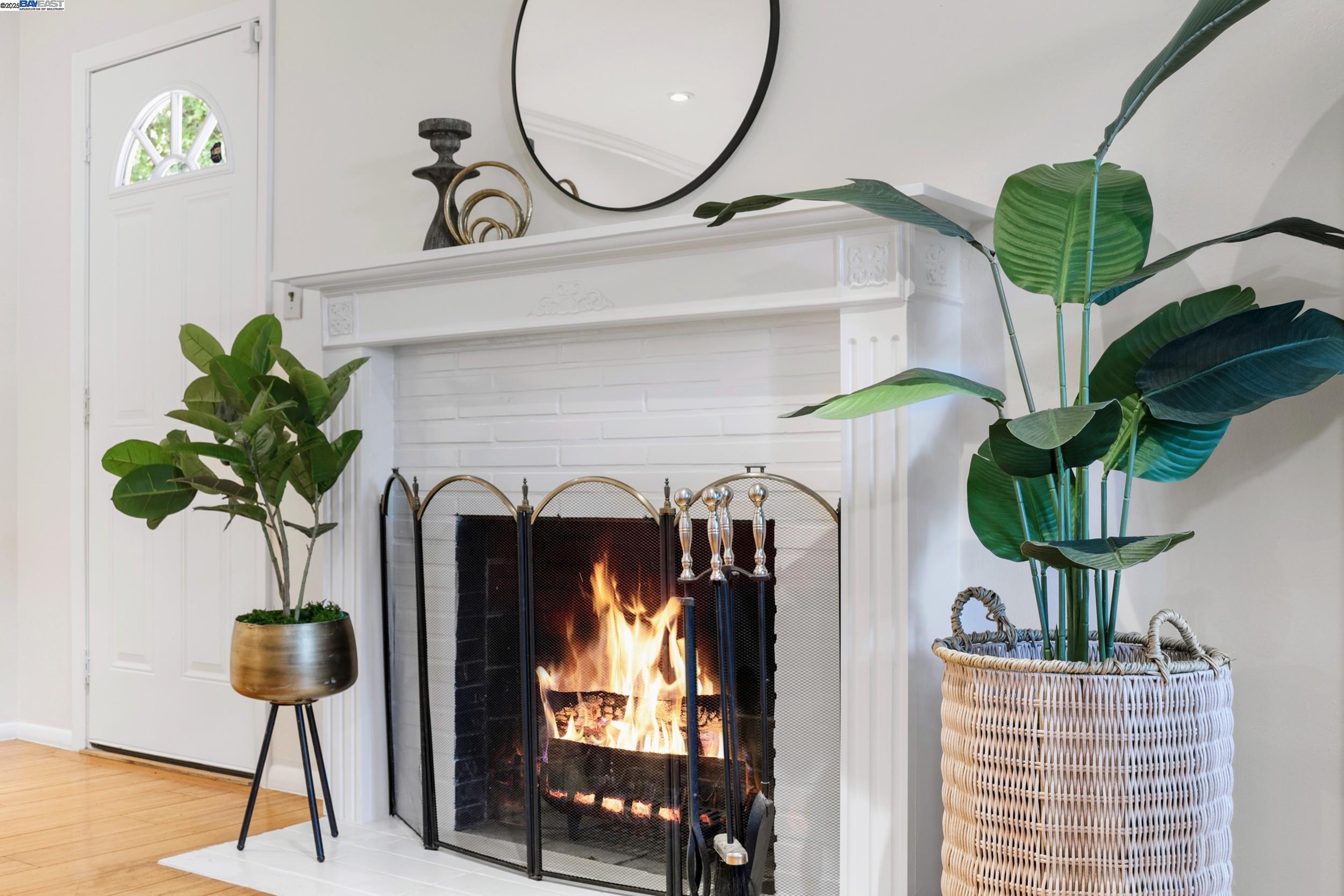 Detail Gallery Image 8 of 51 For 2593 El Caminito, Oakland,  CA 94611 - 4 Beds | 2/1 Baths