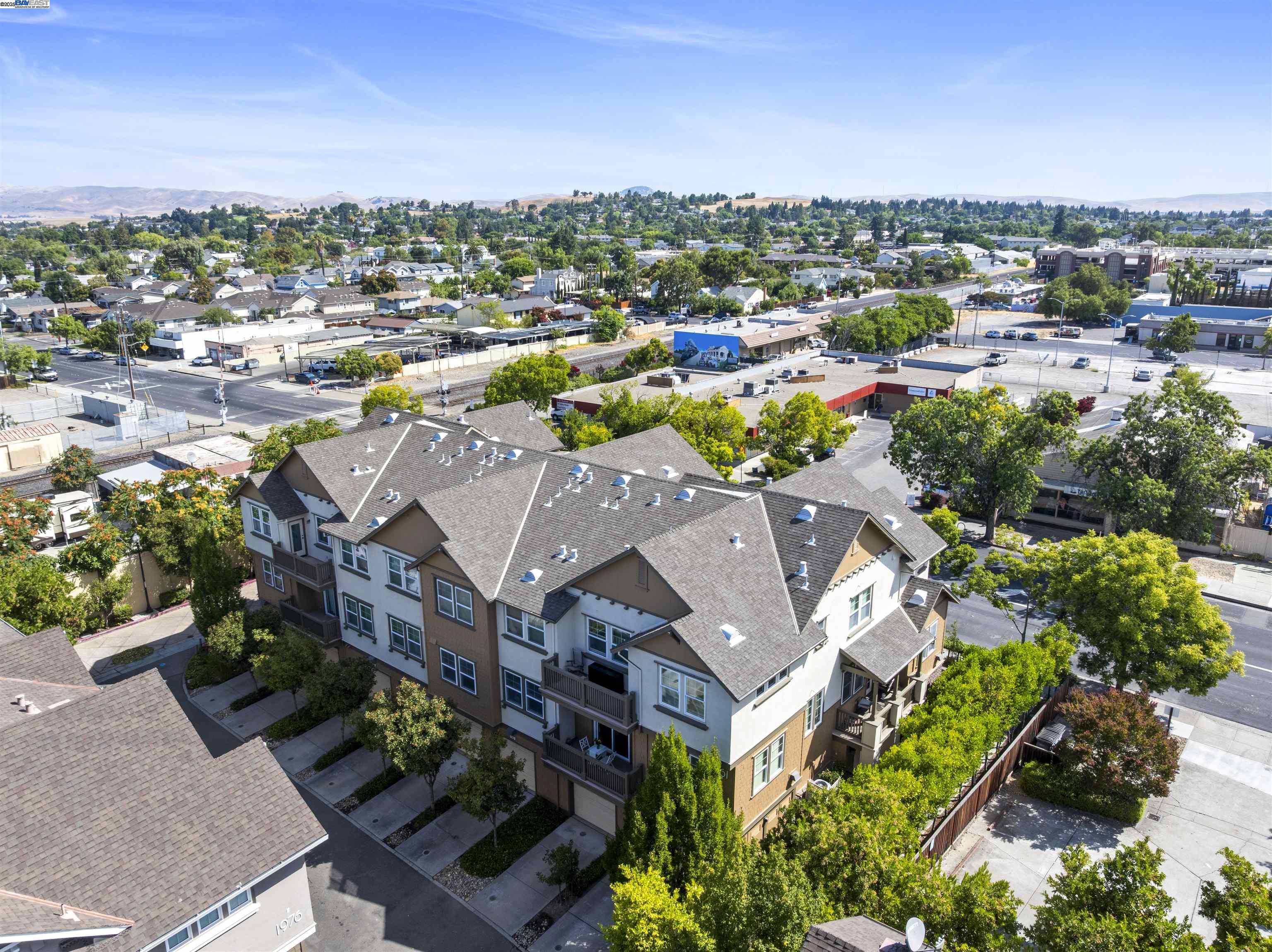 Detail Gallery Image 1 of 24 For 161 N L #101,  Livermore,  CA 94550 - 2 Beds | 2/1 Baths