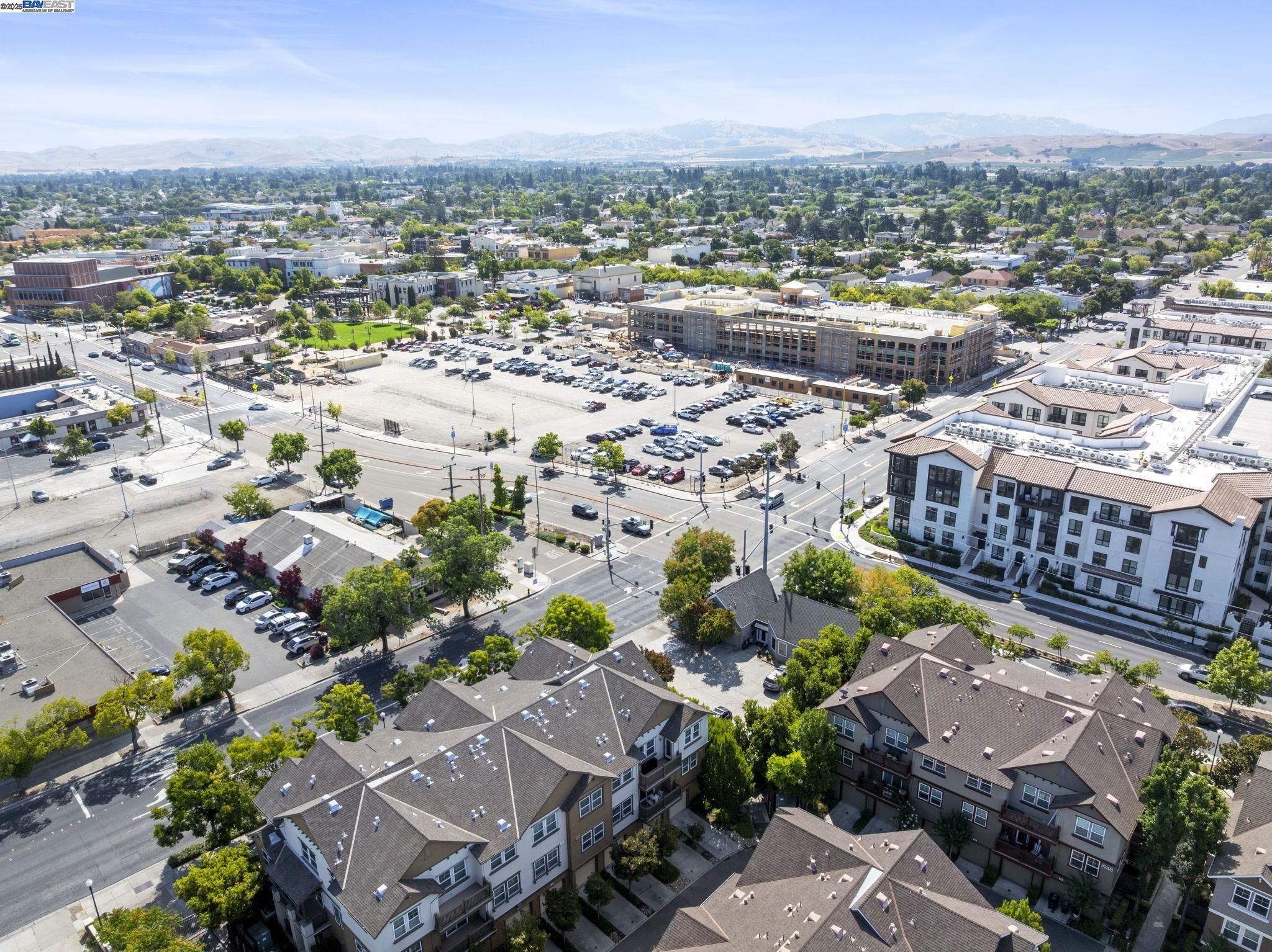 Detail Gallery Image 2 of 24 For 161 N L #101,  Livermore,  CA 94550 - 2 Beds | 2/1 Baths