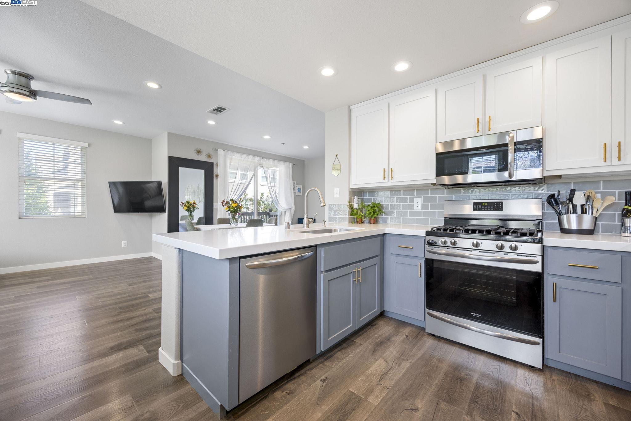 Detail Gallery Image 11 of 24 For 161 N L #101,  Livermore,  CA 94550 - 2 Beds | 2/1 Baths