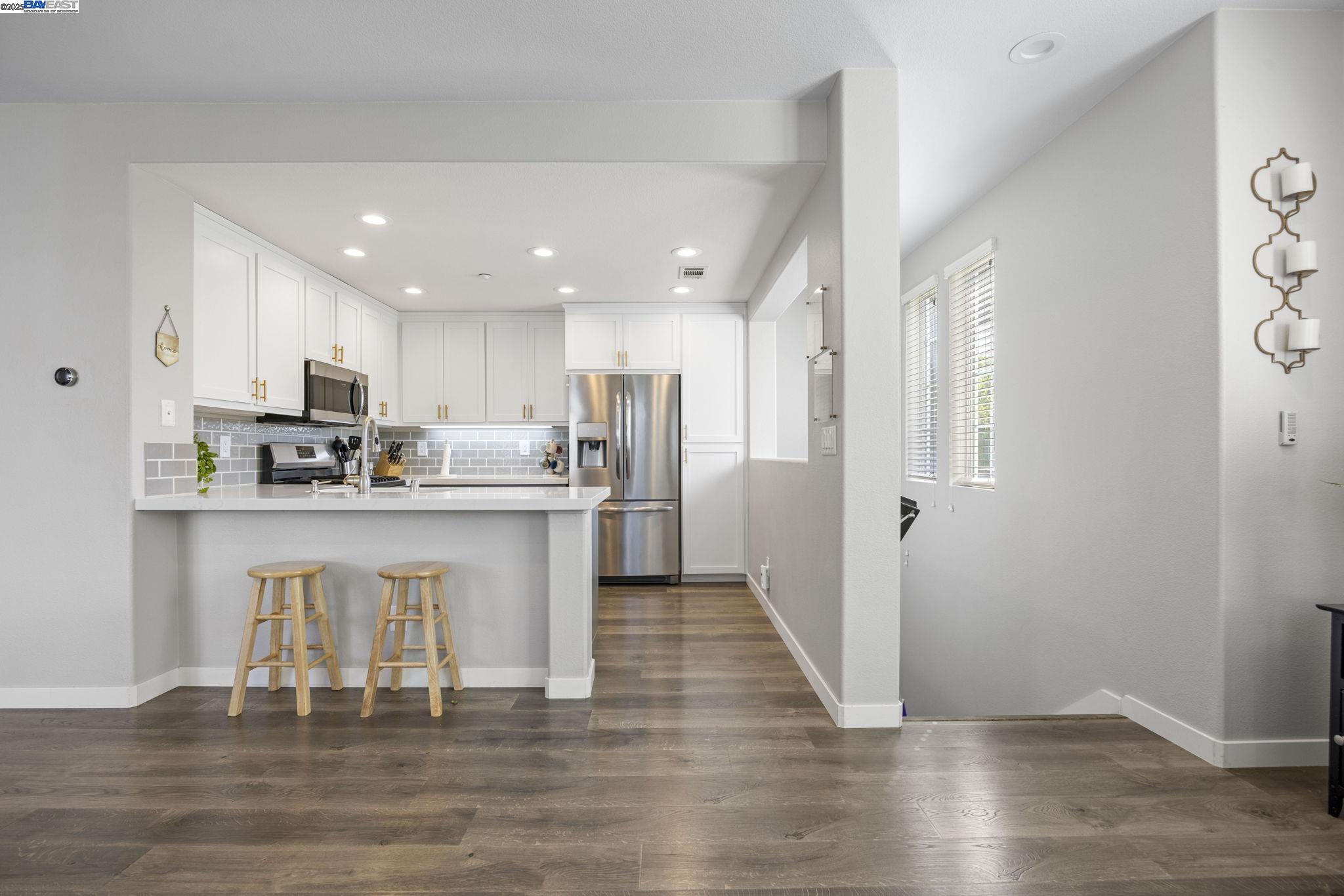 Detail Gallery Image 12 of 24 For 161 N L #101,  Livermore,  CA 94550 - 2 Beds | 2/1 Baths