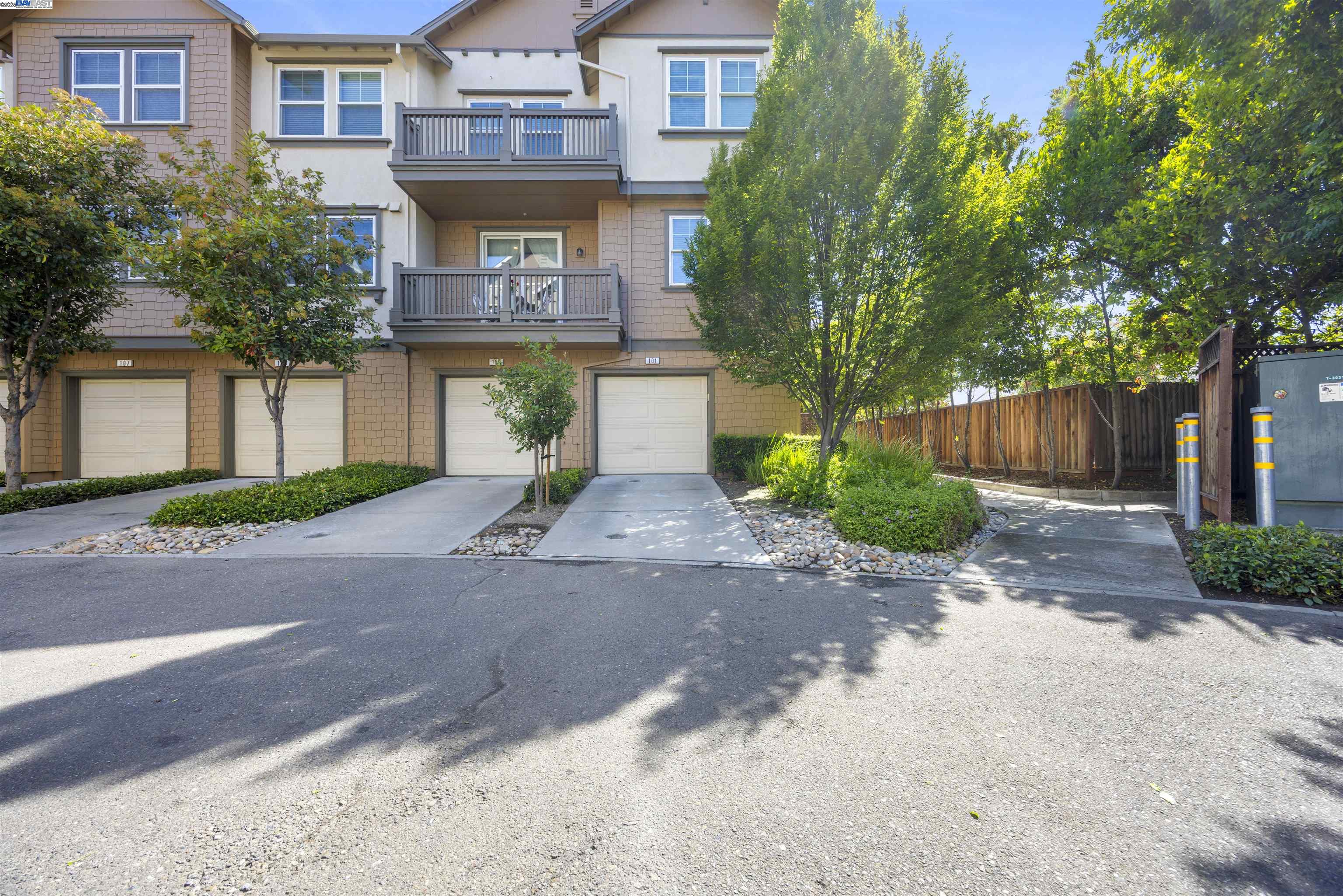 Detail Gallery Image 3 of 24 For 161 N L #101,  Livermore,  CA 94550 - 2 Beds | 2/1 Baths