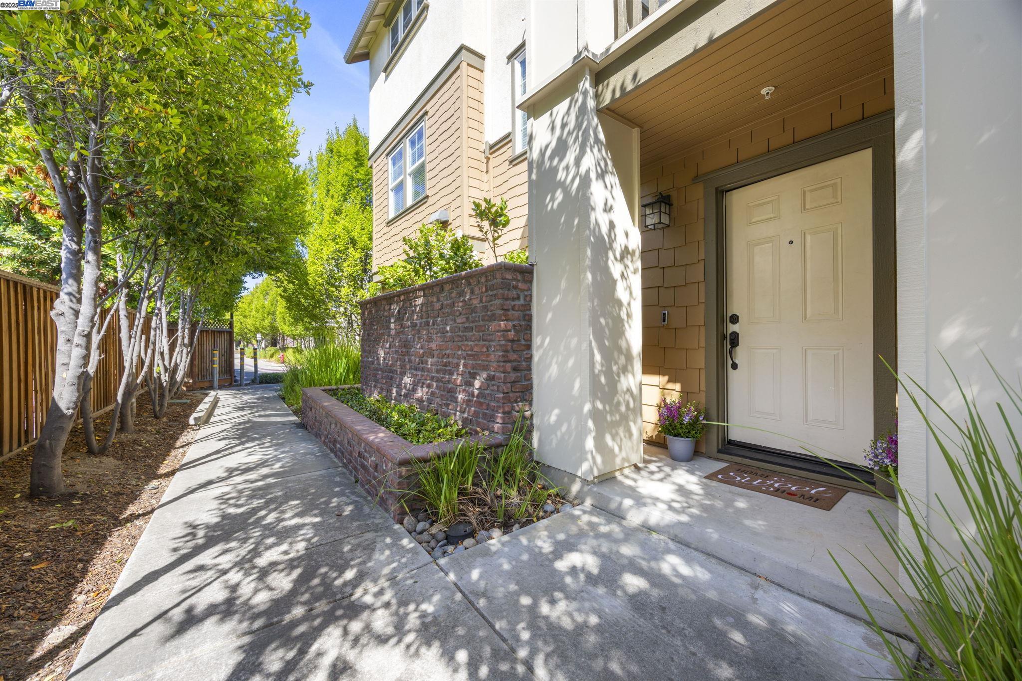 Detail Gallery Image 4 of 24 For 161 N L #101,  Livermore,  CA 94550 - 2 Beds | 2/1 Baths