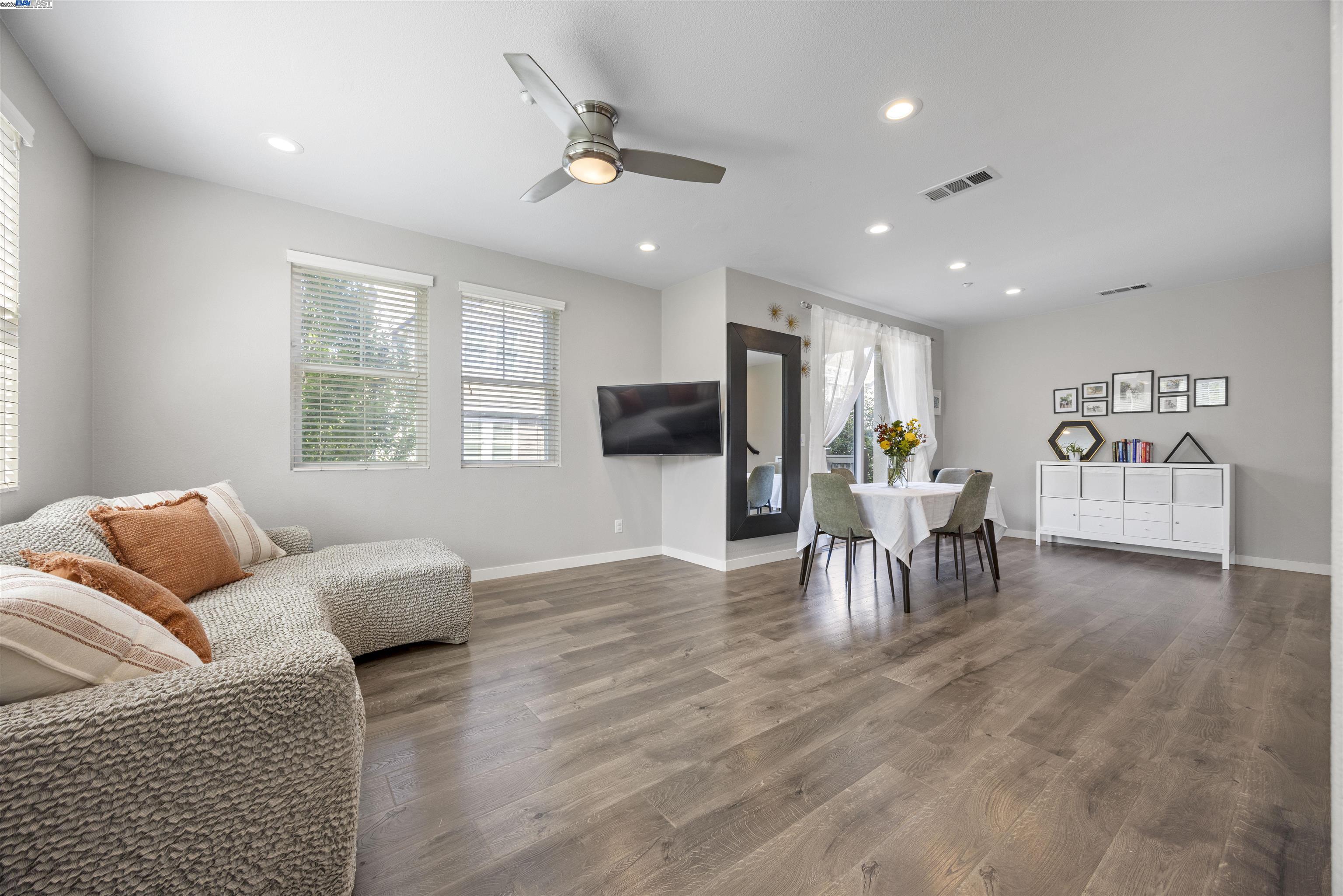 Detail Gallery Image 5 of 24 For 161 N L #101,  Livermore,  CA 94550 - 2 Beds | 2/1 Baths