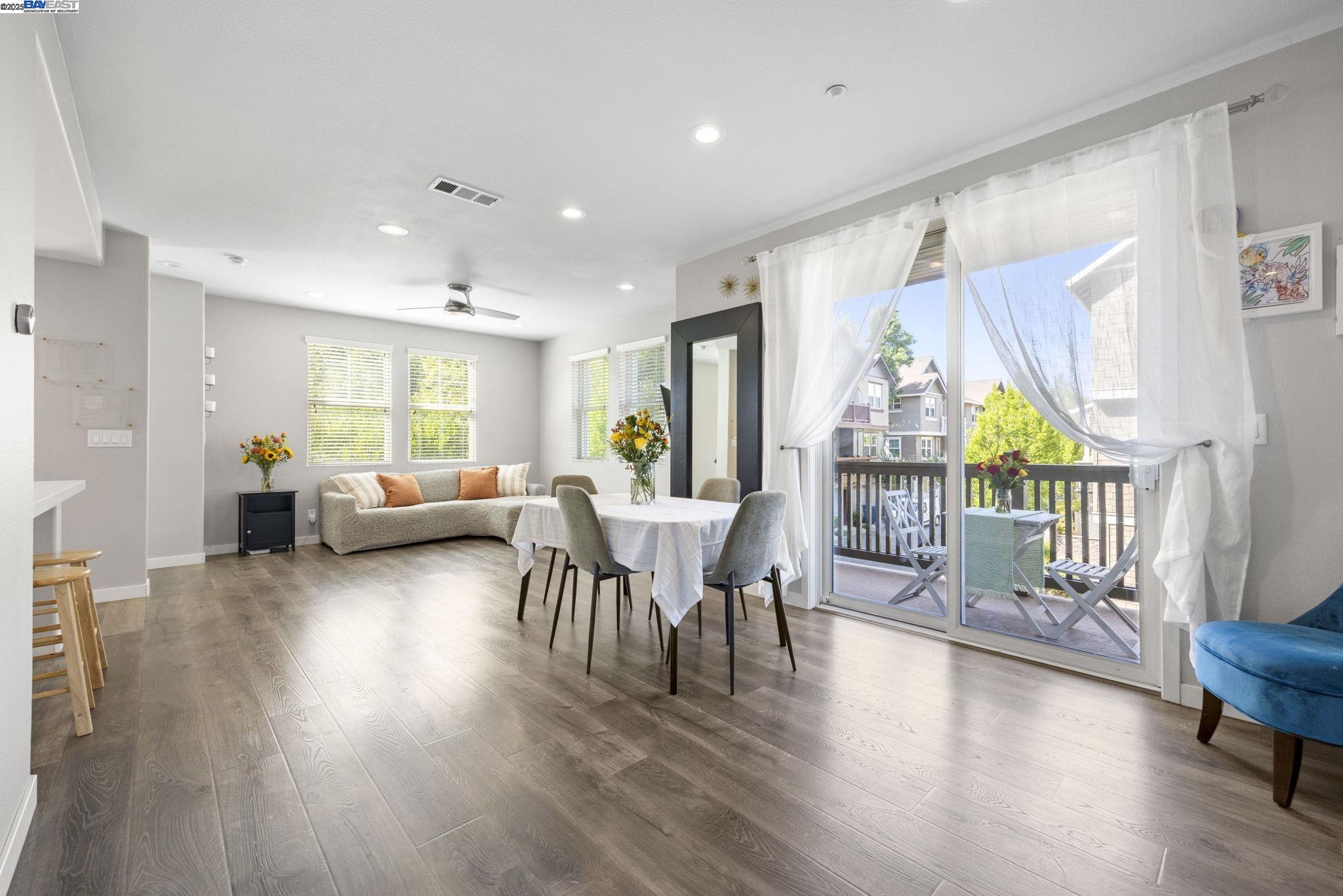Detail Gallery Image 7 of 24 For 161 N L #101,  Livermore,  CA 94550 - 2 Beds | 2/1 Baths