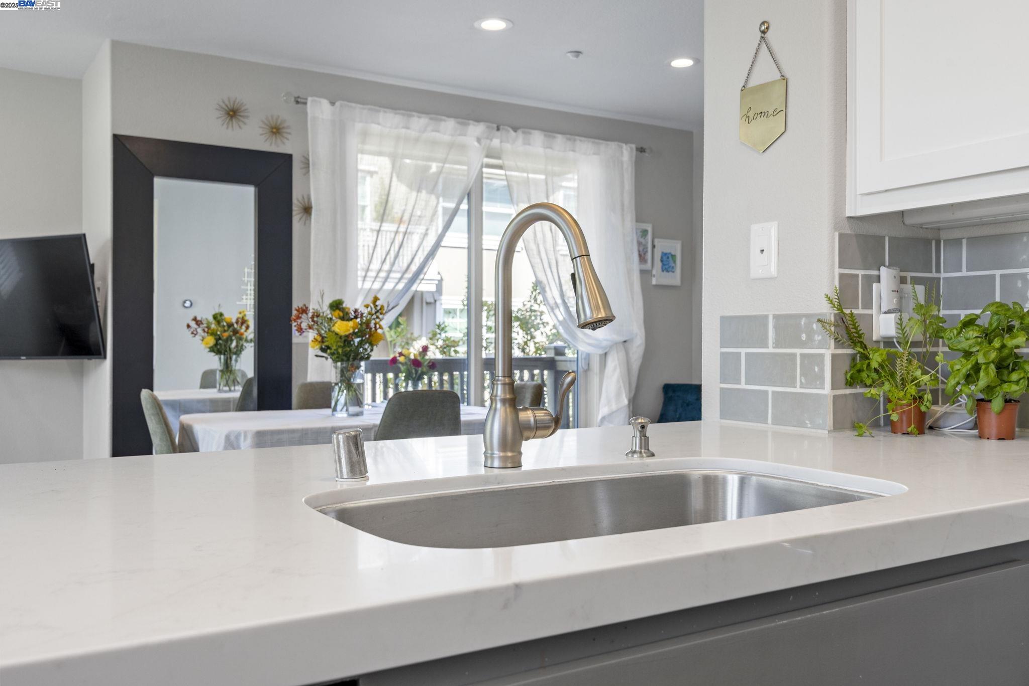 Detail Gallery Image 8 of 24 For 161 N L #101,  Livermore,  CA 94550 - 2 Beds | 2/1 Baths