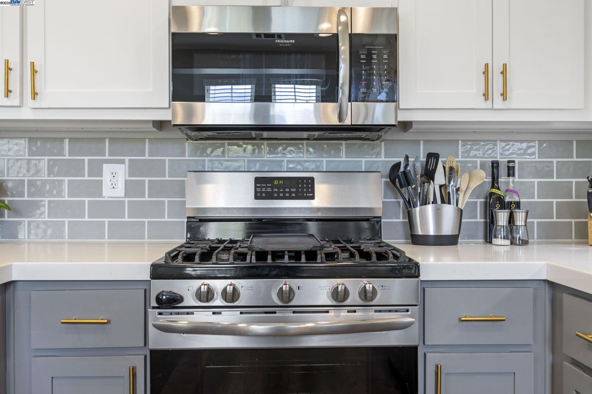 Detail Gallery Image 9 of 24 For 161 N L #101,  Livermore,  CA 94550 - 2 Beds | 2/1 Baths