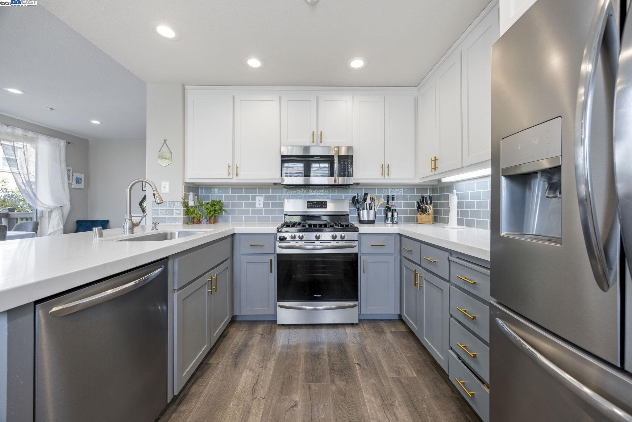 Detail Gallery Image 10 of 24 For 161 N L #101,  Livermore,  CA 94550 - 2 Beds | 2/1 Baths