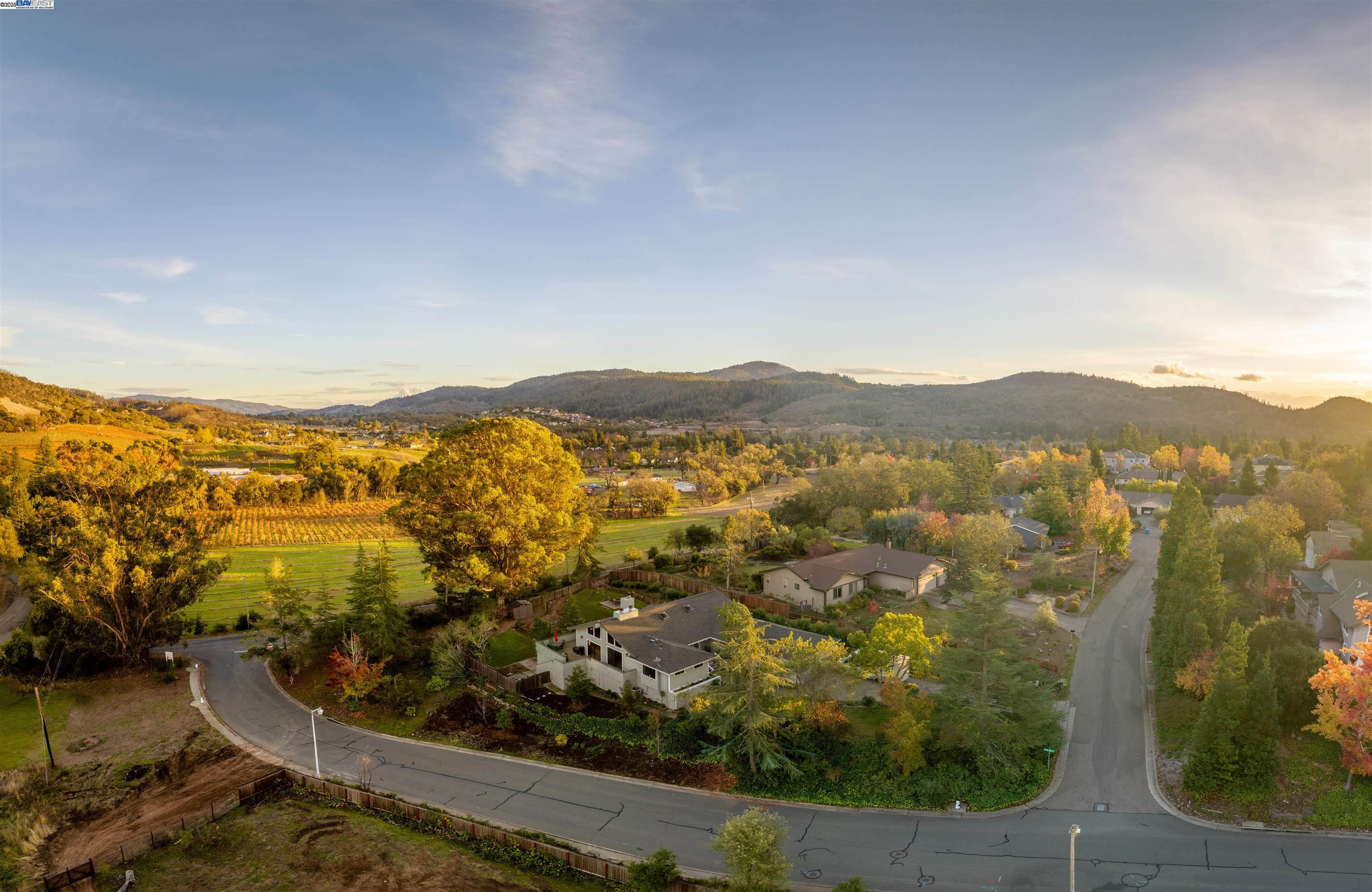 Detail Gallery Image 1 of 30 For 676 Scotland Court, Santa Rosa,  CA 95409 - 3 Beds | 2 Baths
