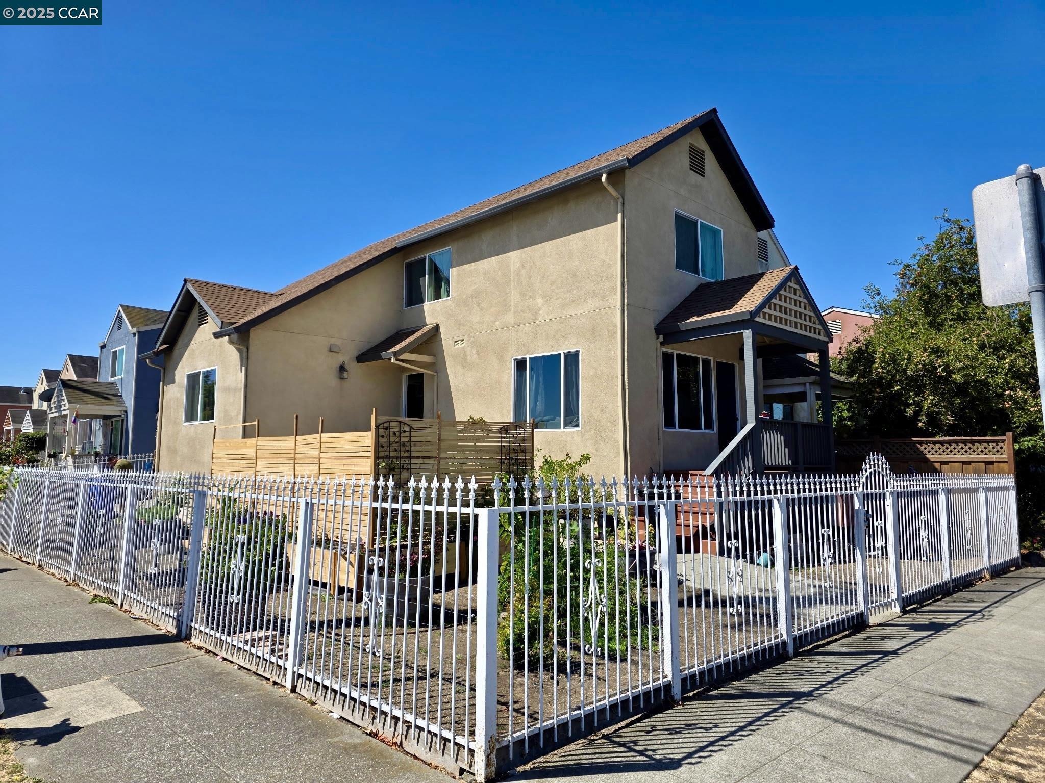 Detail Gallery Image 1 of 17 For 940 Lucas Ave, Richmond,  CA 94801 - 4 Beds | 2 Baths
