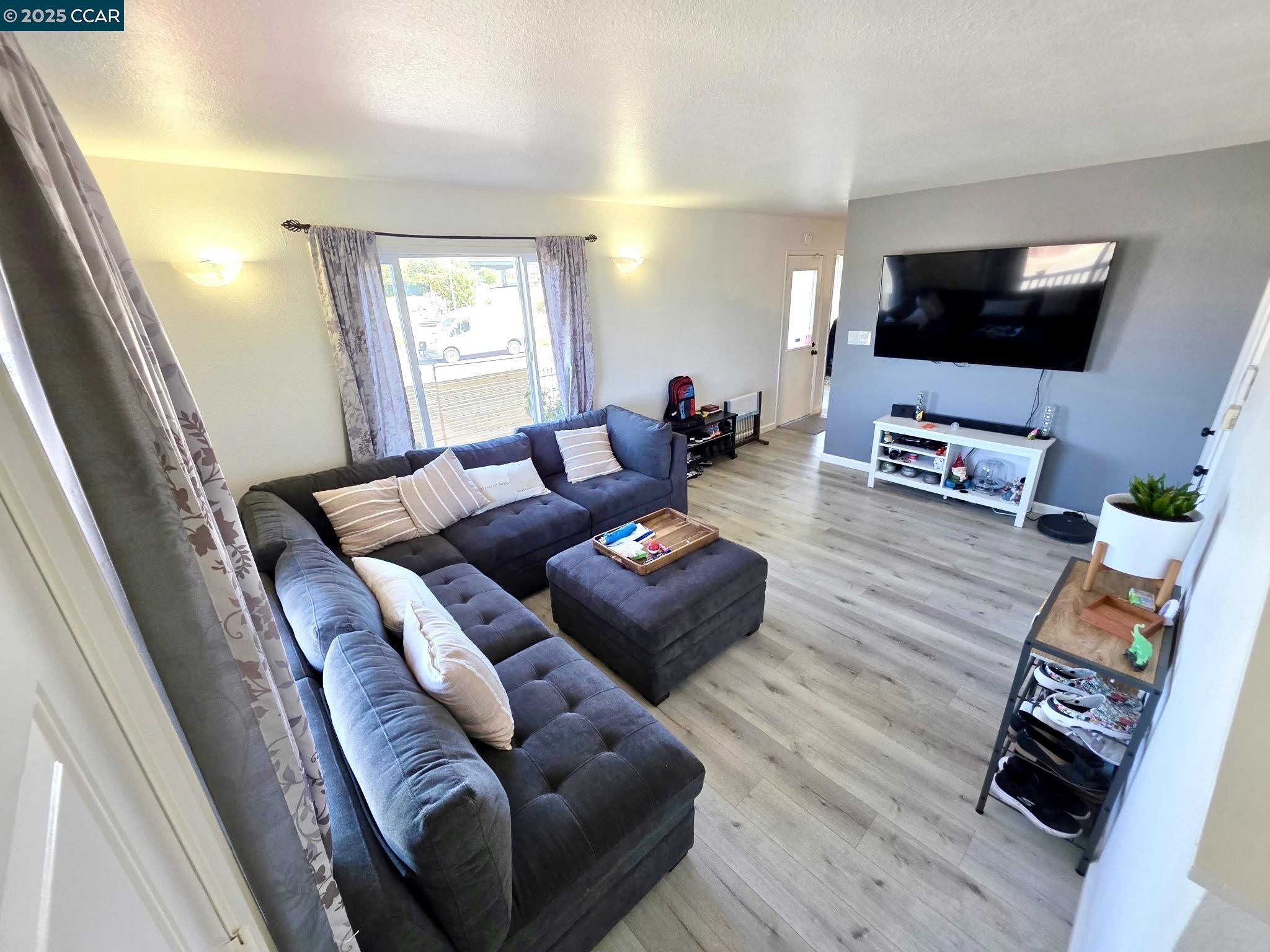 Detail Gallery Image 5 of 27 For 940 Lucas Ave, Richmond,  CA 94801 - 4 Beds | 2 Baths