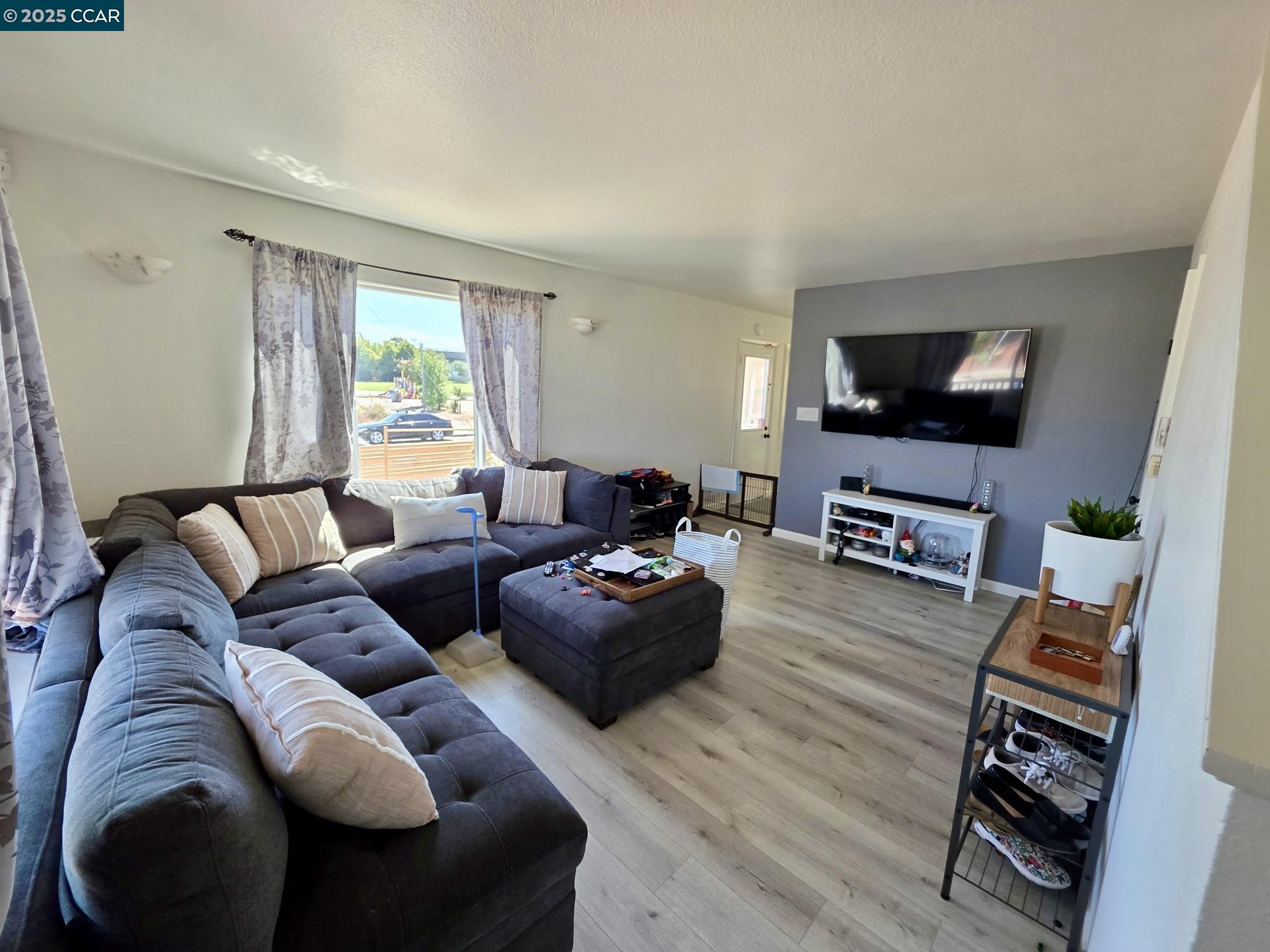 Detail Gallery Image 8 of 17 For 940 Lucas Ave, Richmond,  CA 94801 - 4 Beds | 2 Baths