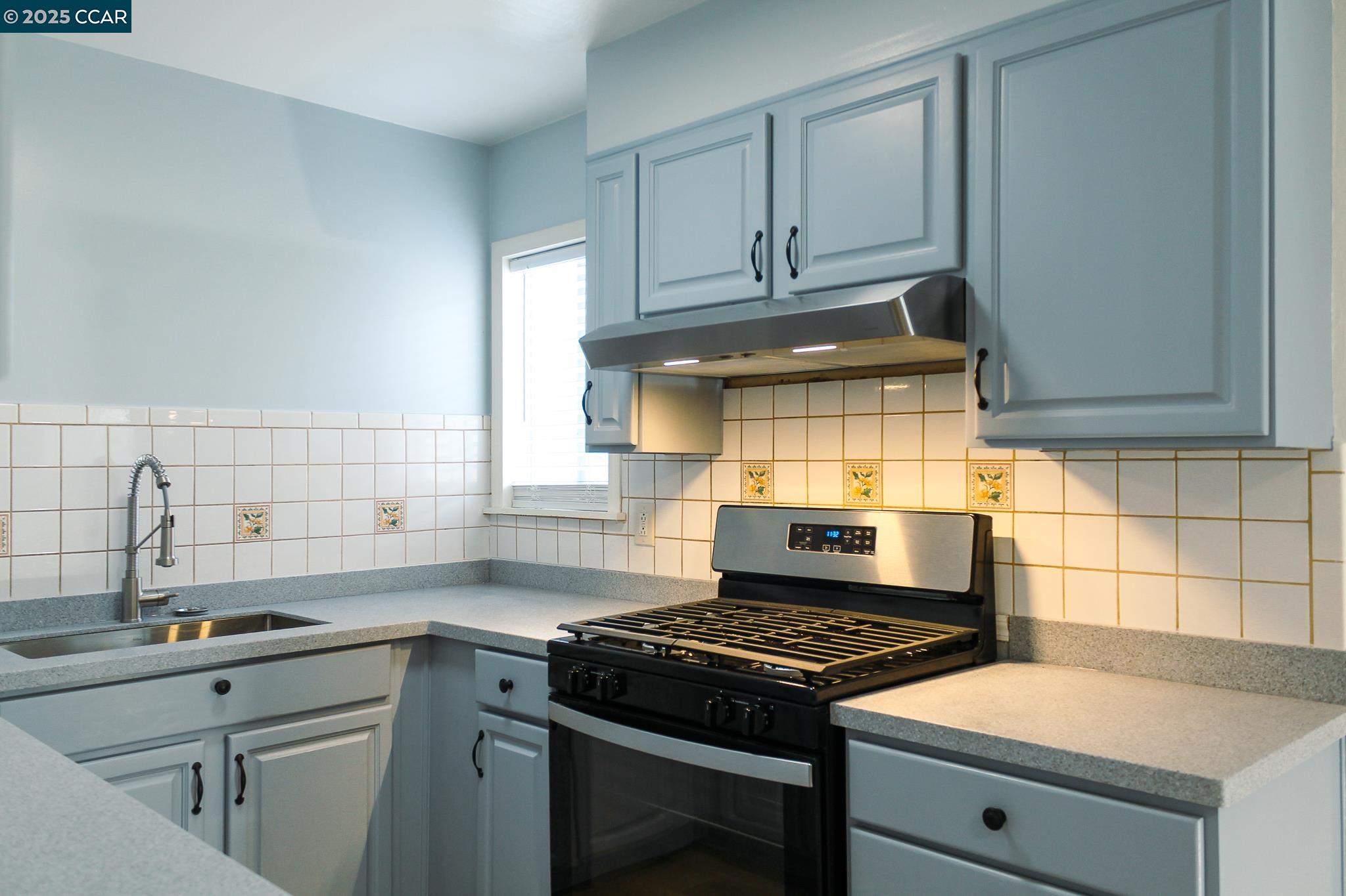 Detail Gallery Image 6 of 19 For 2420 Bush, Richmond,  CA 94806 - 3 Beds | 2 Baths