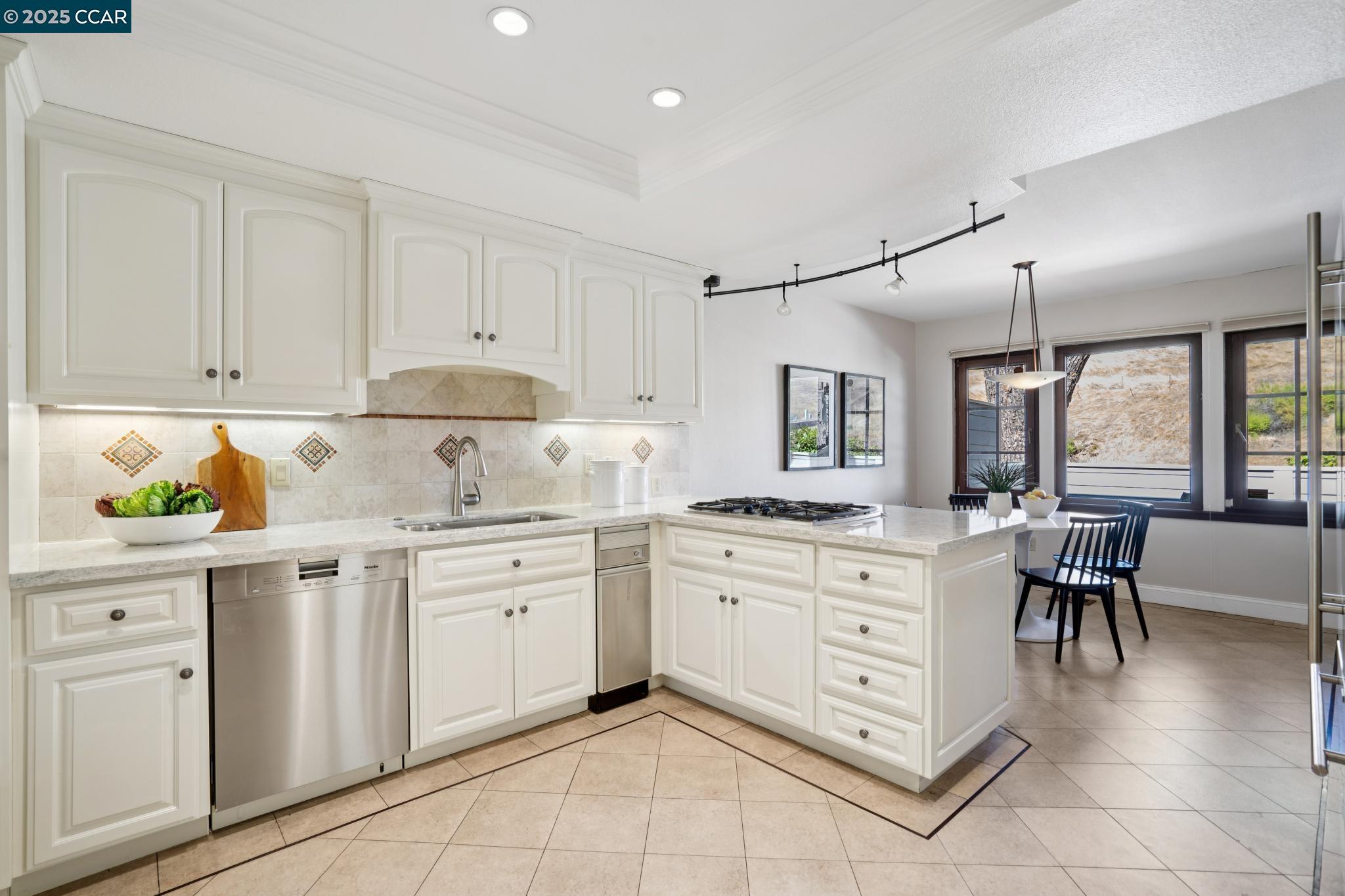 Detail Gallery Image 16 of 55 For 21 via Barcelona, Moraga,  CA 94556 - 4 Beds | 3 Baths