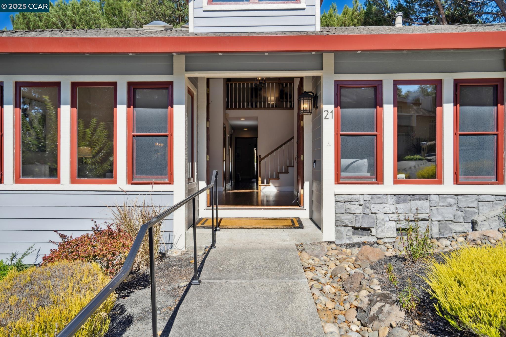 Detail Gallery Image 4 of 55 For 21 via Barcelona, Moraga,  CA 94556 - 4 Beds | 3 Baths