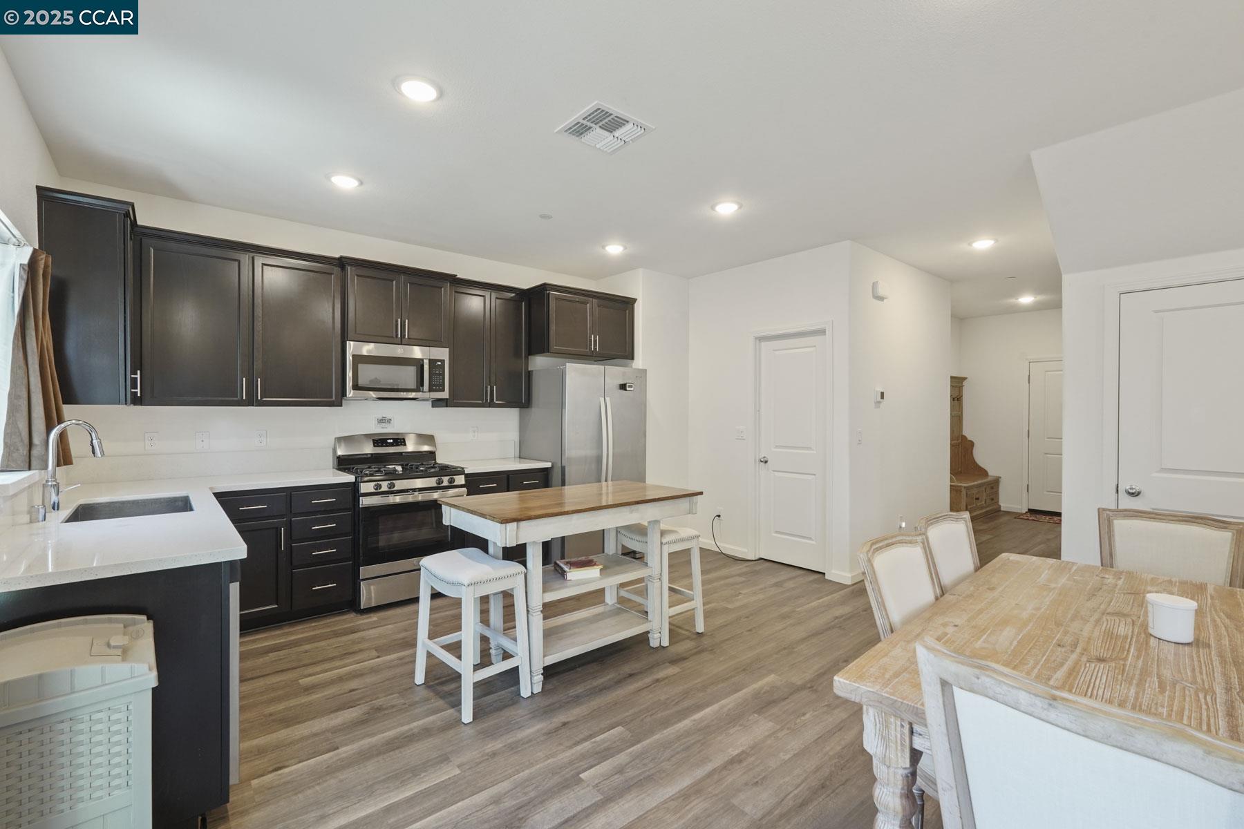 Detail Gallery Image 16 of 39 For 1416 Willowedge Way, Stockton,  CA 95206 - 3 Beds | 2/1 Baths