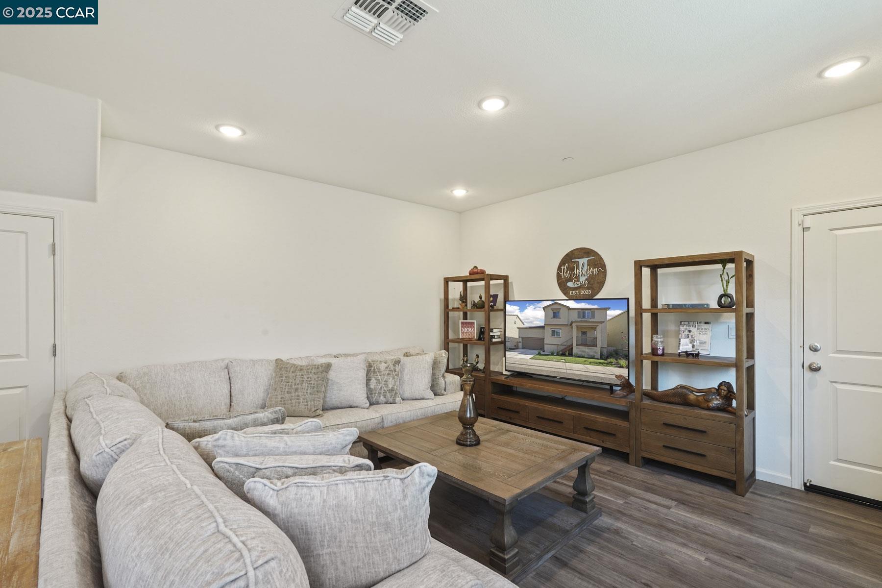 Detail Gallery Image 17 of 39 For 1416 Willowedge Way, Stockton,  CA 95206 - 3 Beds | 2/1 Baths