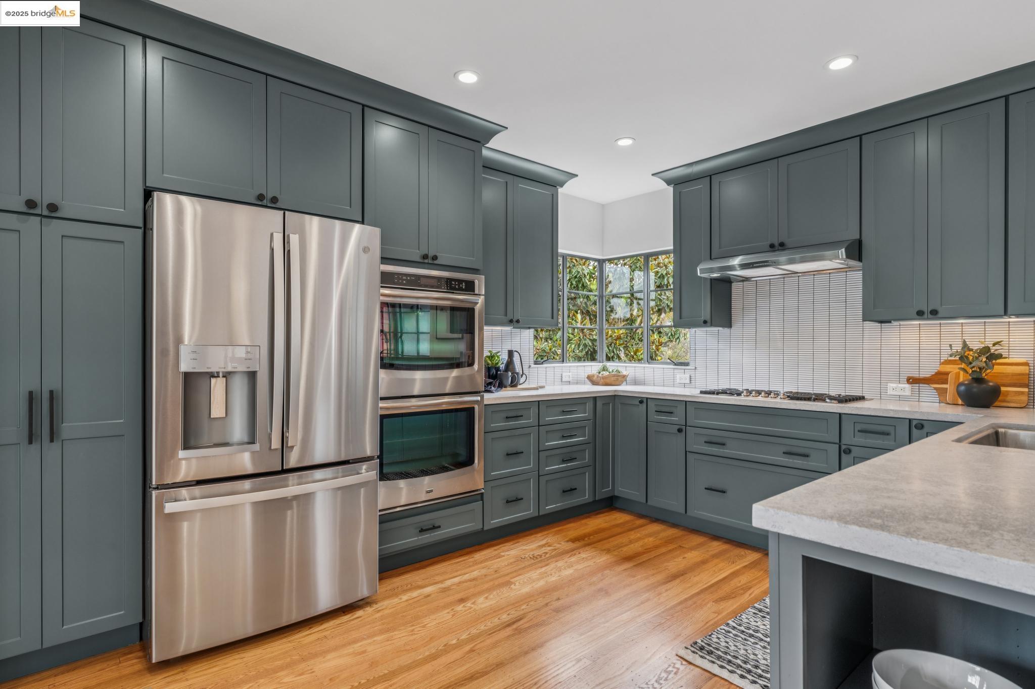 Detail Gallery Image 12 of 55 For 5207 Masonic Ave, Oakland,  CA 94618 - 4 Beds | 3 Baths
