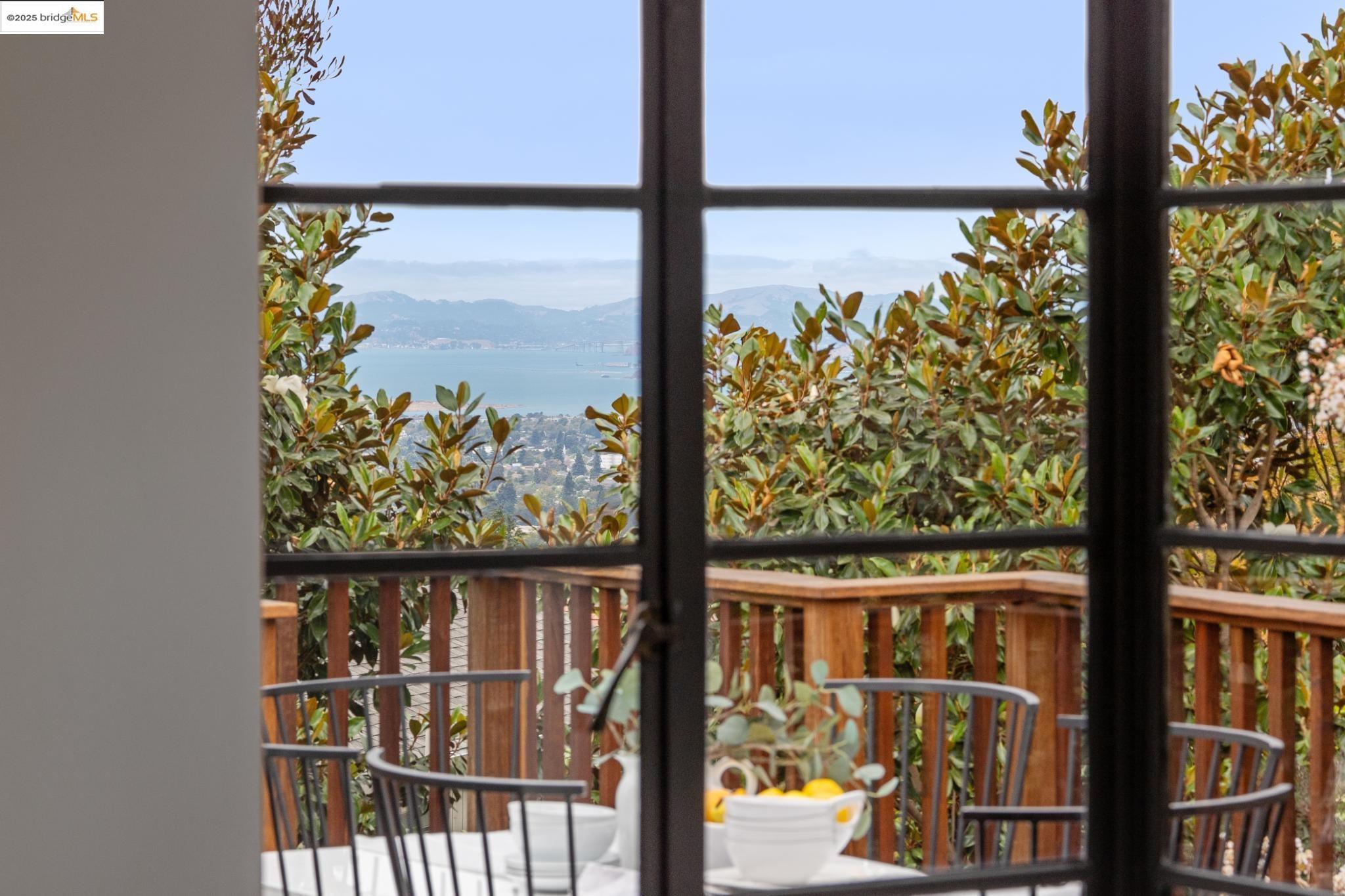 Detail Gallery Image 18 of 55 For 5207 Masonic Ave, Oakland,  CA 94618 - 4 Beds | 3 Baths