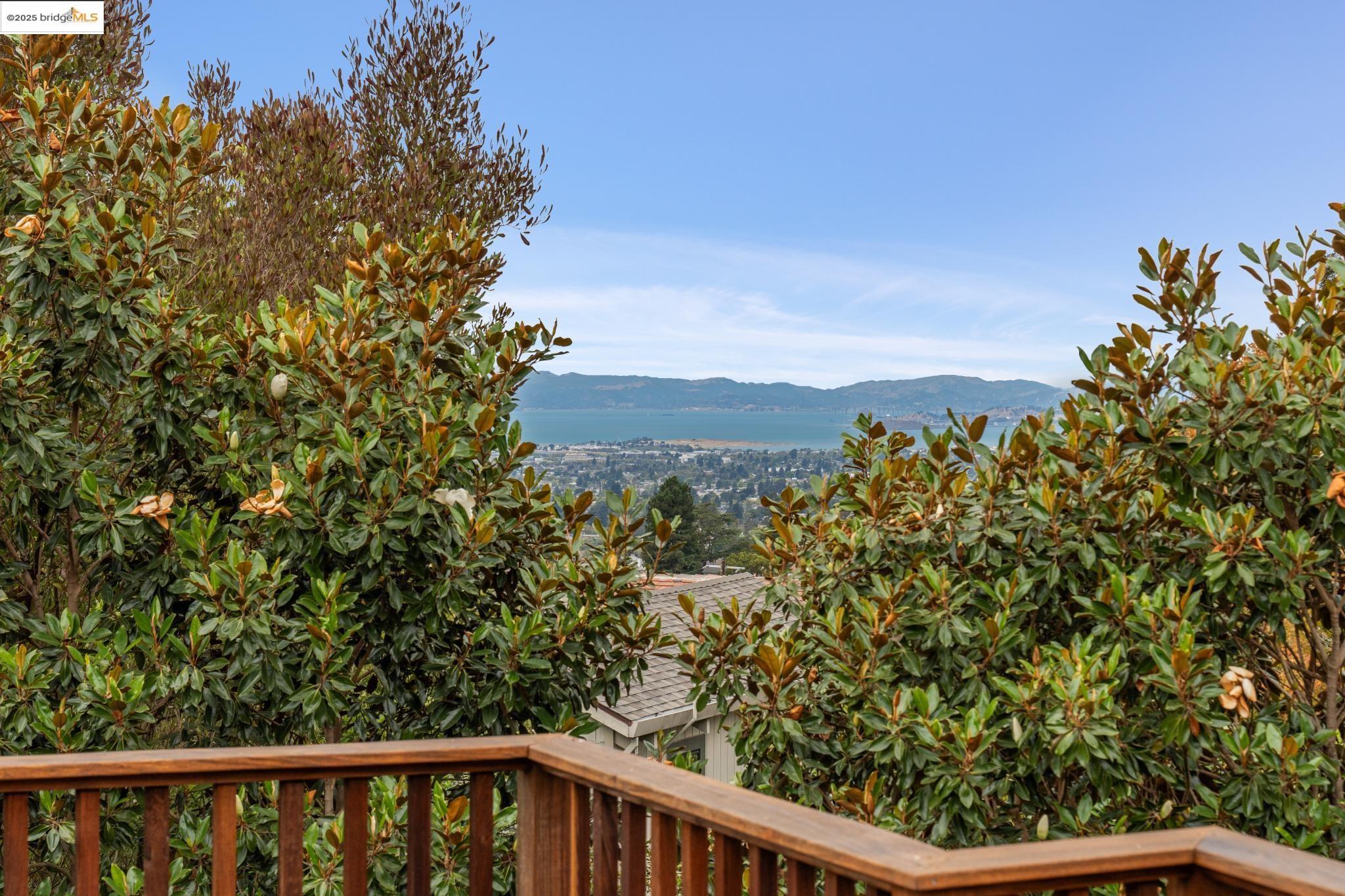 Detail Gallery Image 23 of 55 For 5207 Masonic Ave, Oakland,  CA 94618 - 4 Beds | 3 Baths