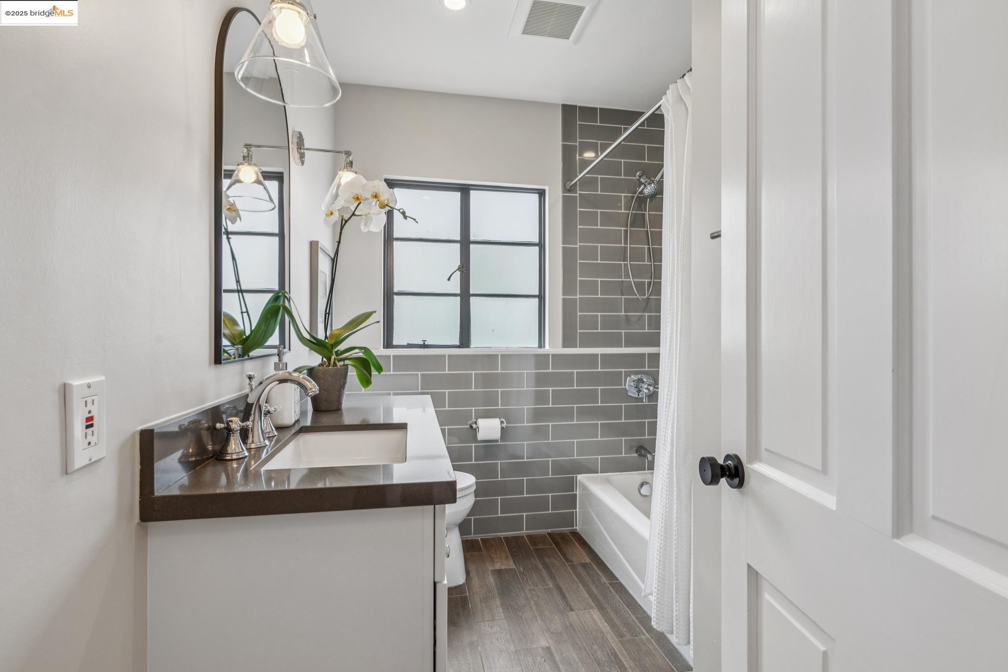 Detail Gallery Image 29 of 55 For 5207 Masonic Ave, Oakland,  CA 94618 - 4 Beds | 3 Baths