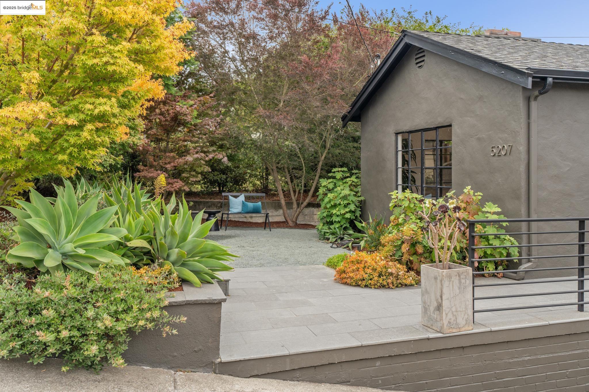 Detail Gallery Image 4 of 55 For 5207 Masonic Ave, Oakland,  CA 94618 - 4 Beds | 3 Baths