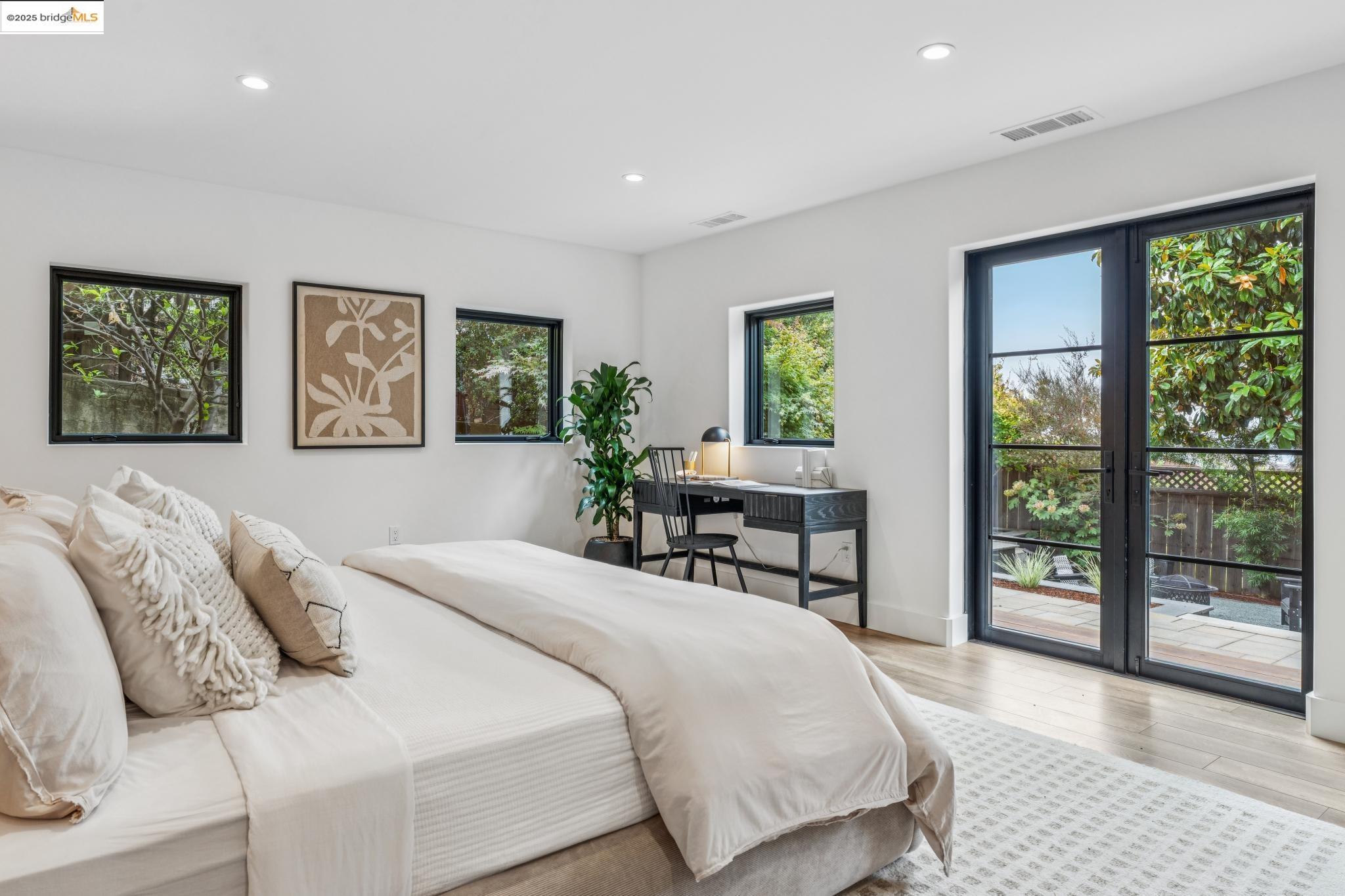Detail Gallery Image 33 of 55 For 5207 Masonic Ave, Oakland,  CA 94618 - 4 Beds | 3 Baths