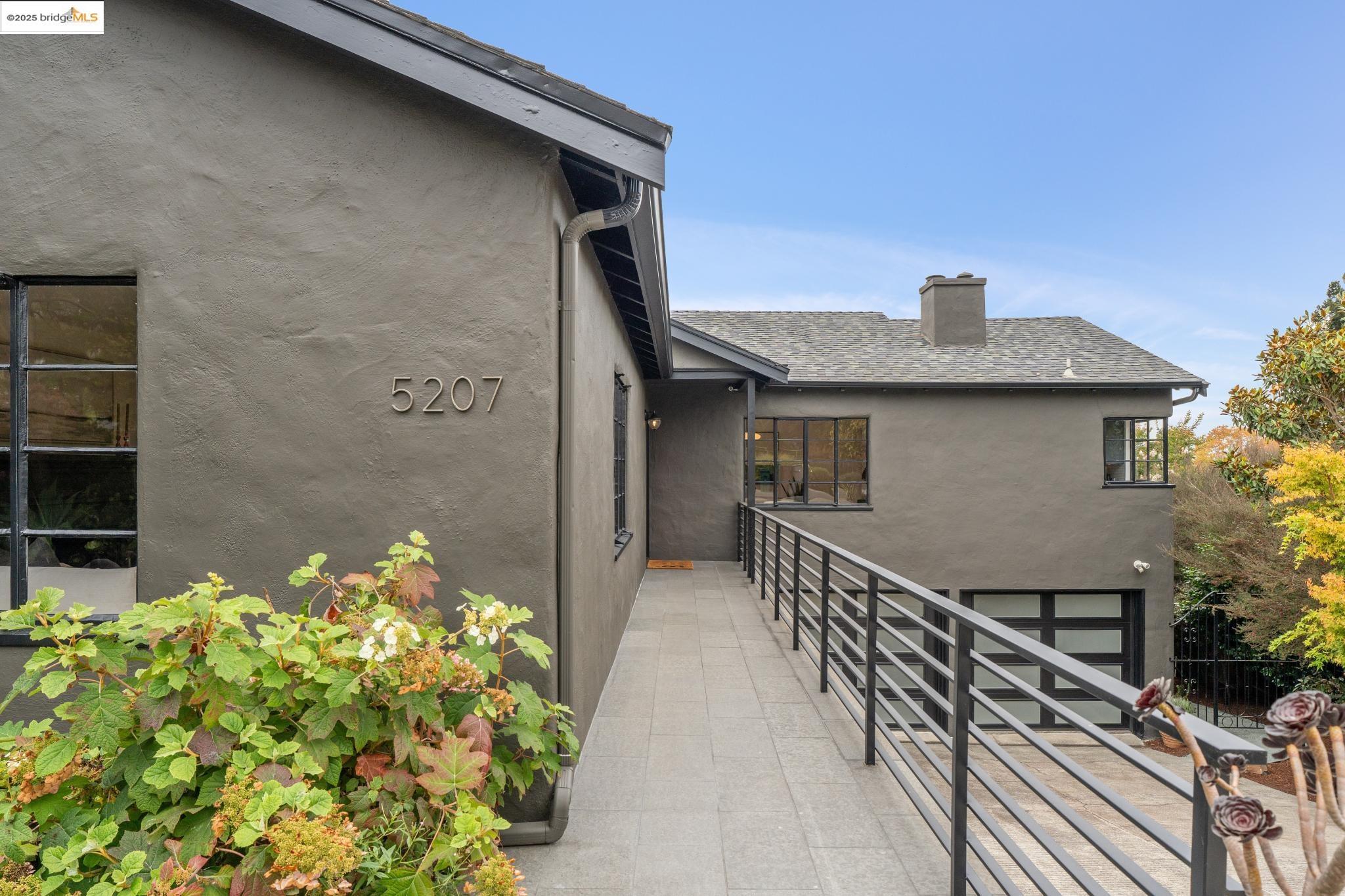 Detail Gallery Image 5 of 55 For 5207 Masonic Ave, Oakland,  CA 94618 - 4 Beds | 3 Baths